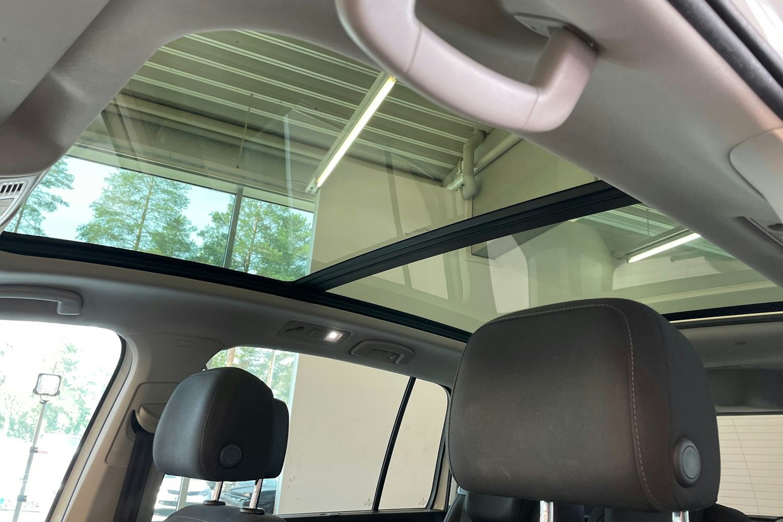 Valkoinen Volkswagen TOURAN 2019 kuva 24.