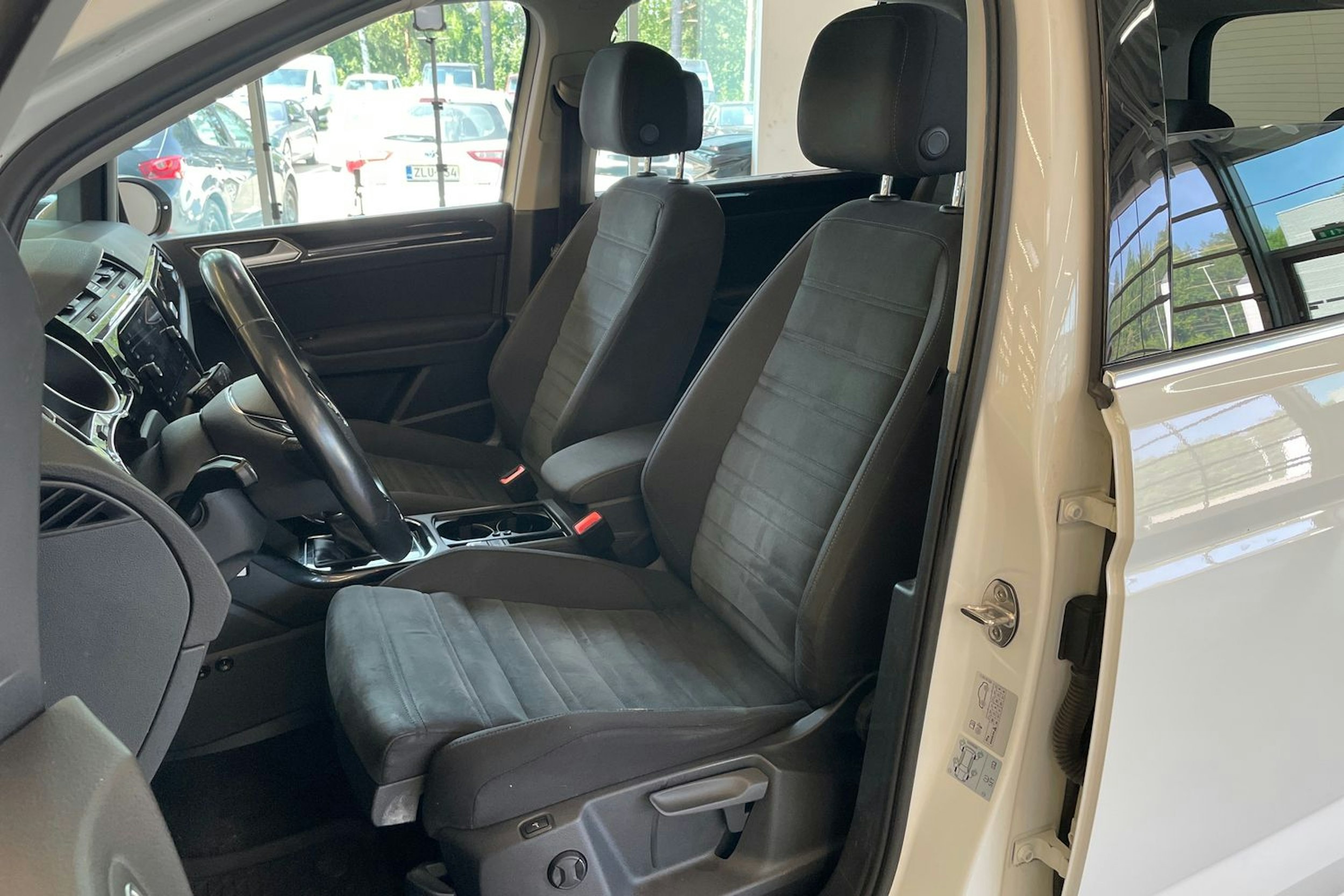 Valkoinen Volkswagen TOURAN 2019 kuva 26.