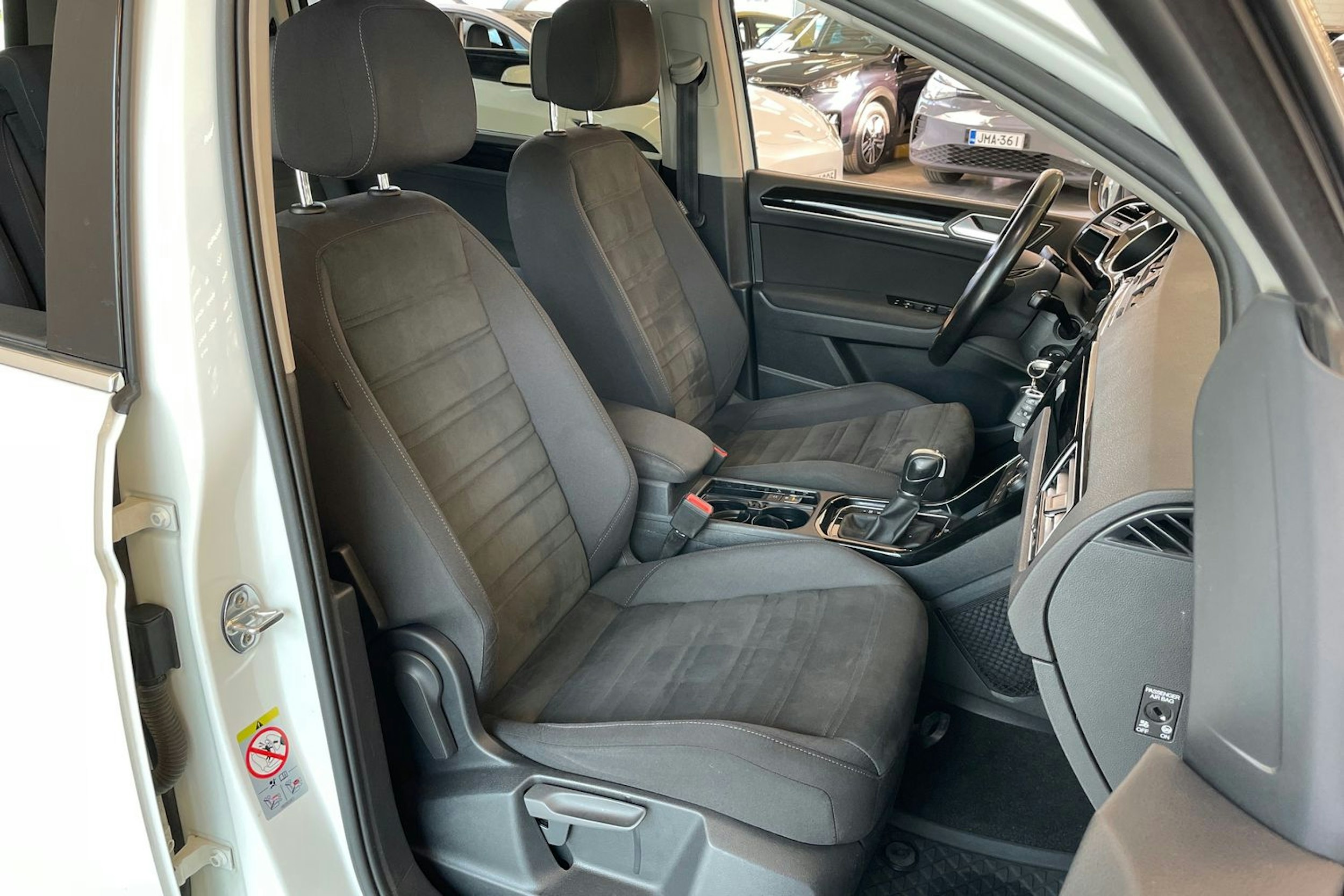 Valkoinen Volkswagen TOURAN 2019 kuva 27.