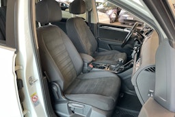 Valkoinen Volkswagen TOURAN 2019 kuva 27.
