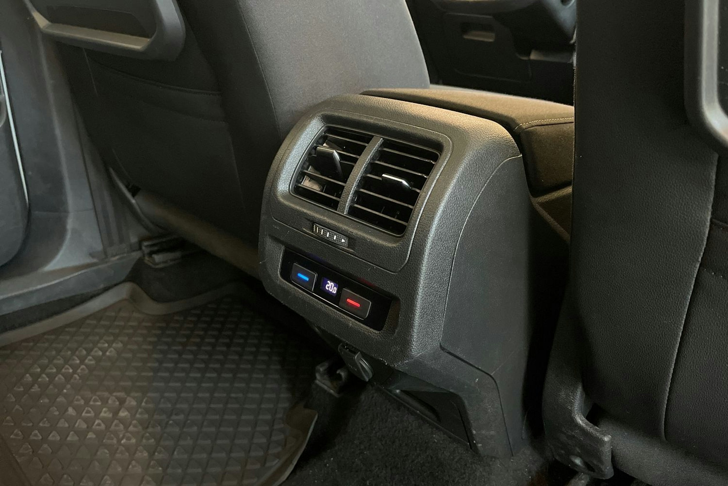 Valkoinen Volkswagen TOURAN 2019 kuva 28.