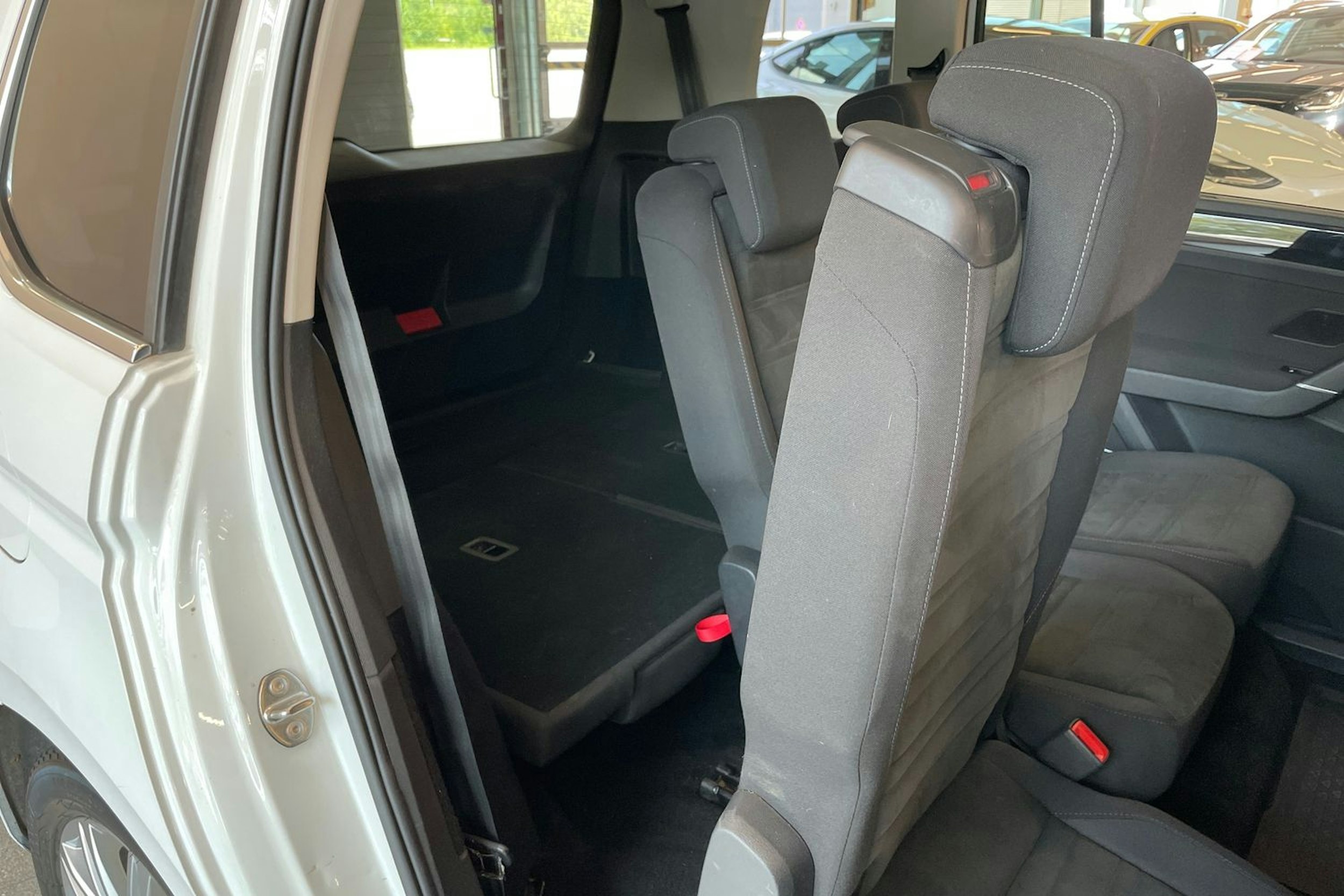 Valkoinen Volkswagen TOURAN 2019 kuva 29.