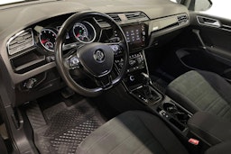 harmaa Volkswagen Touran 2019 kuva 6.
