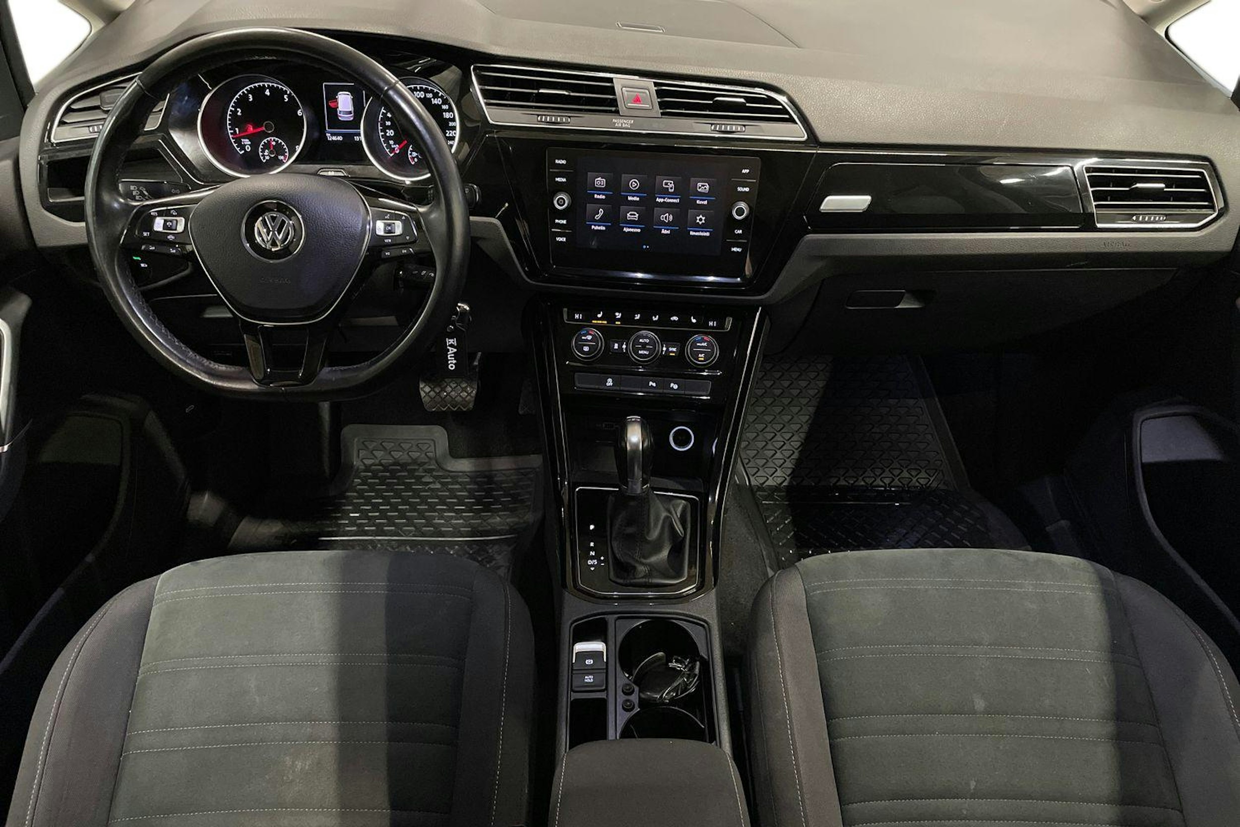 harmaa Volkswagen Touran 2019 kuva 7.