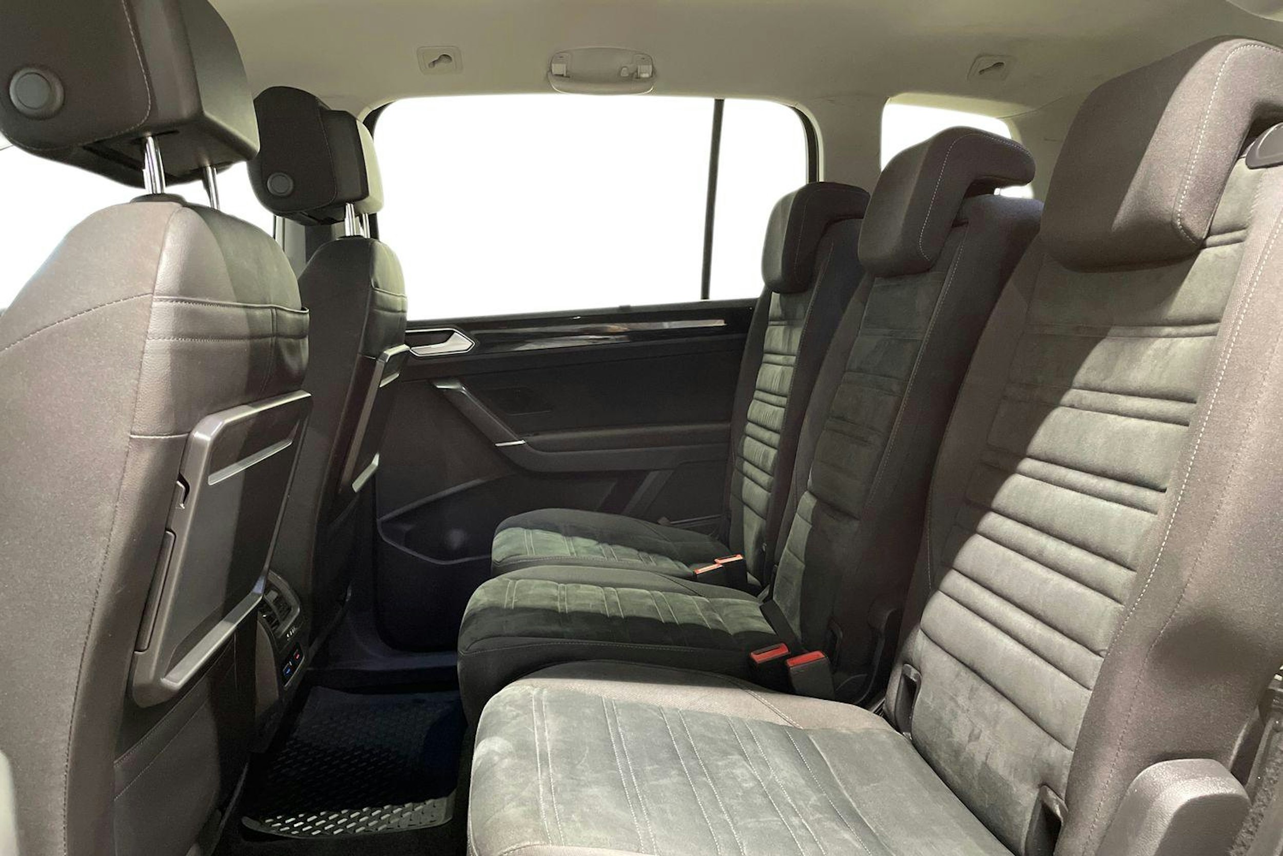 harmaa Volkswagen Touran 2019 kuva 8.