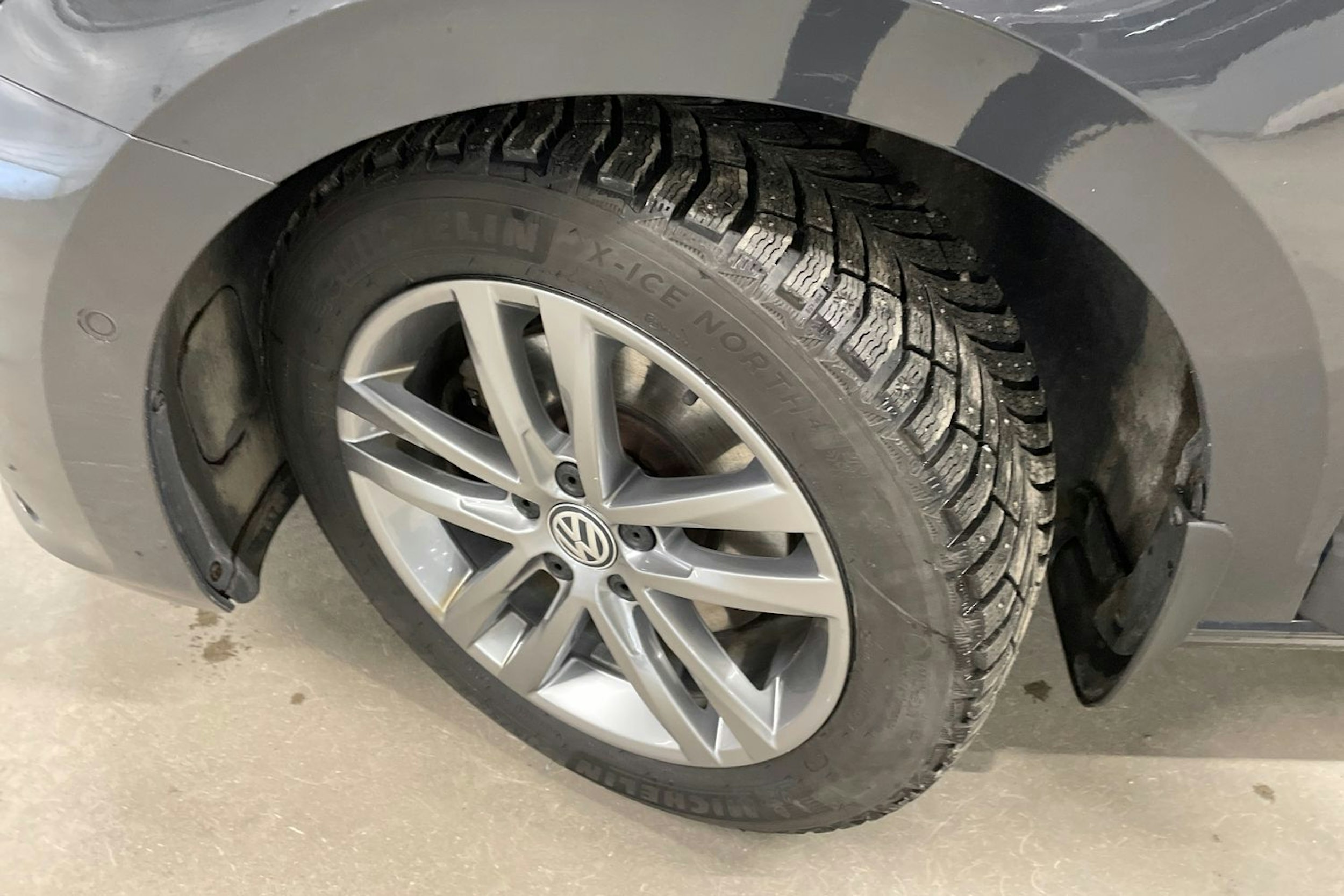 harmaa Volkswagen Touran 2019 kuva 10.