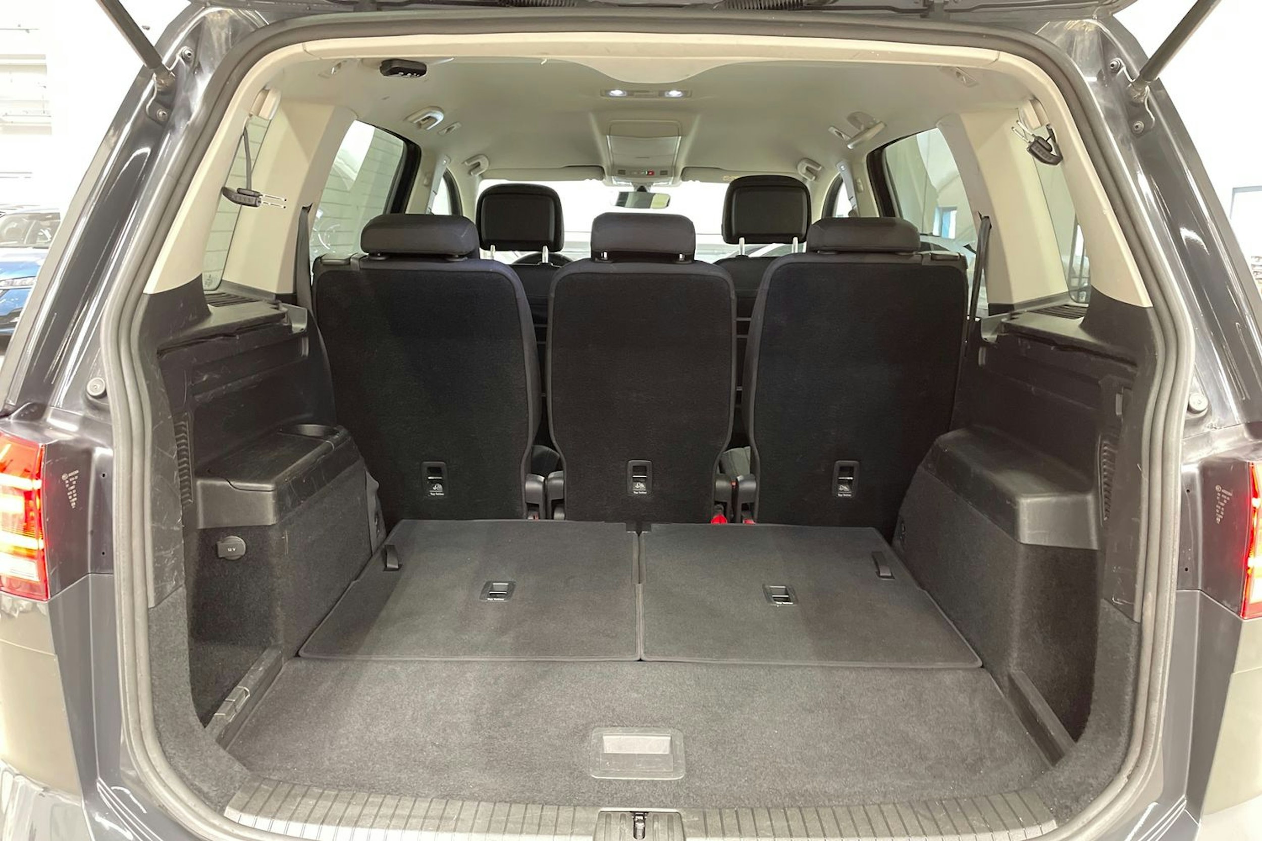 harmaa Volkswagen Touran 2019 kuva 11.