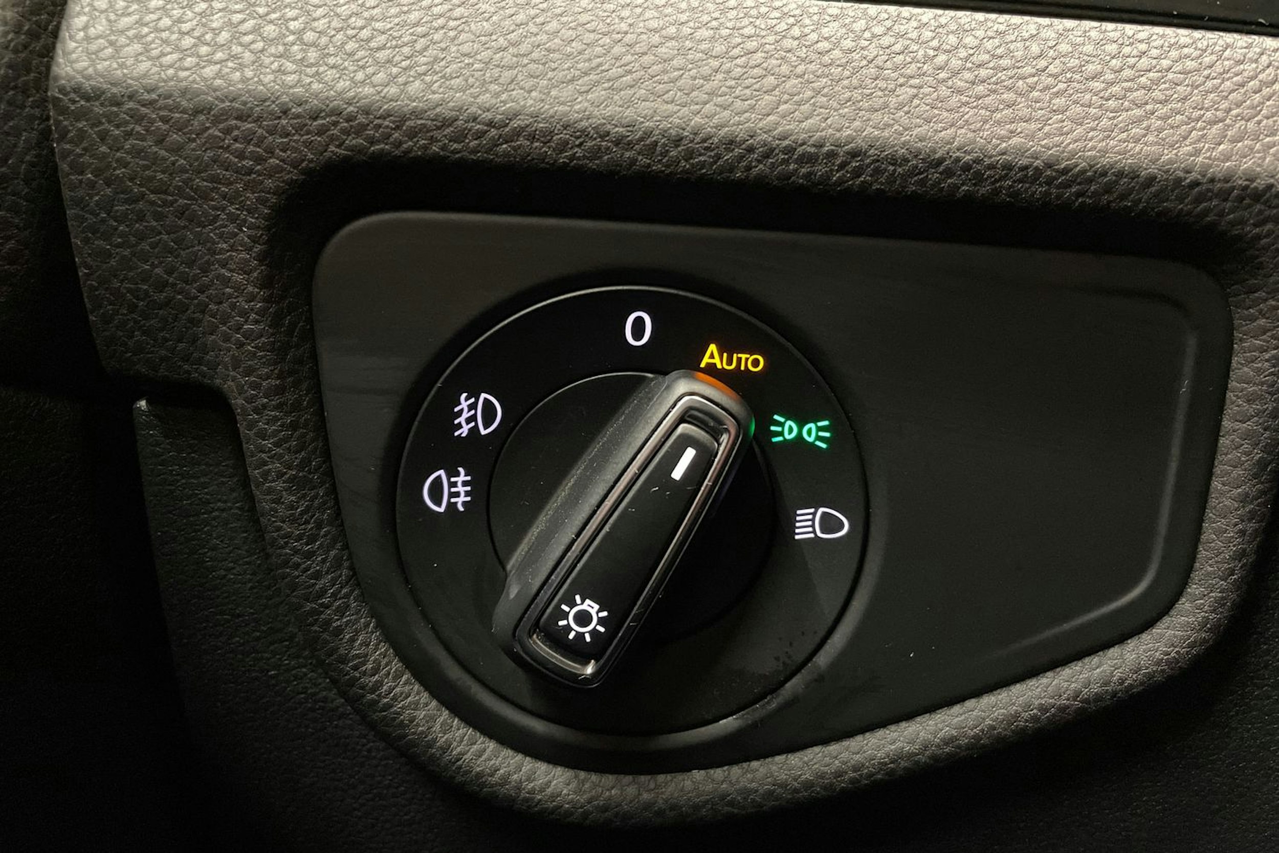 harmaa Volkswagen Touran 2019 kuva 19.