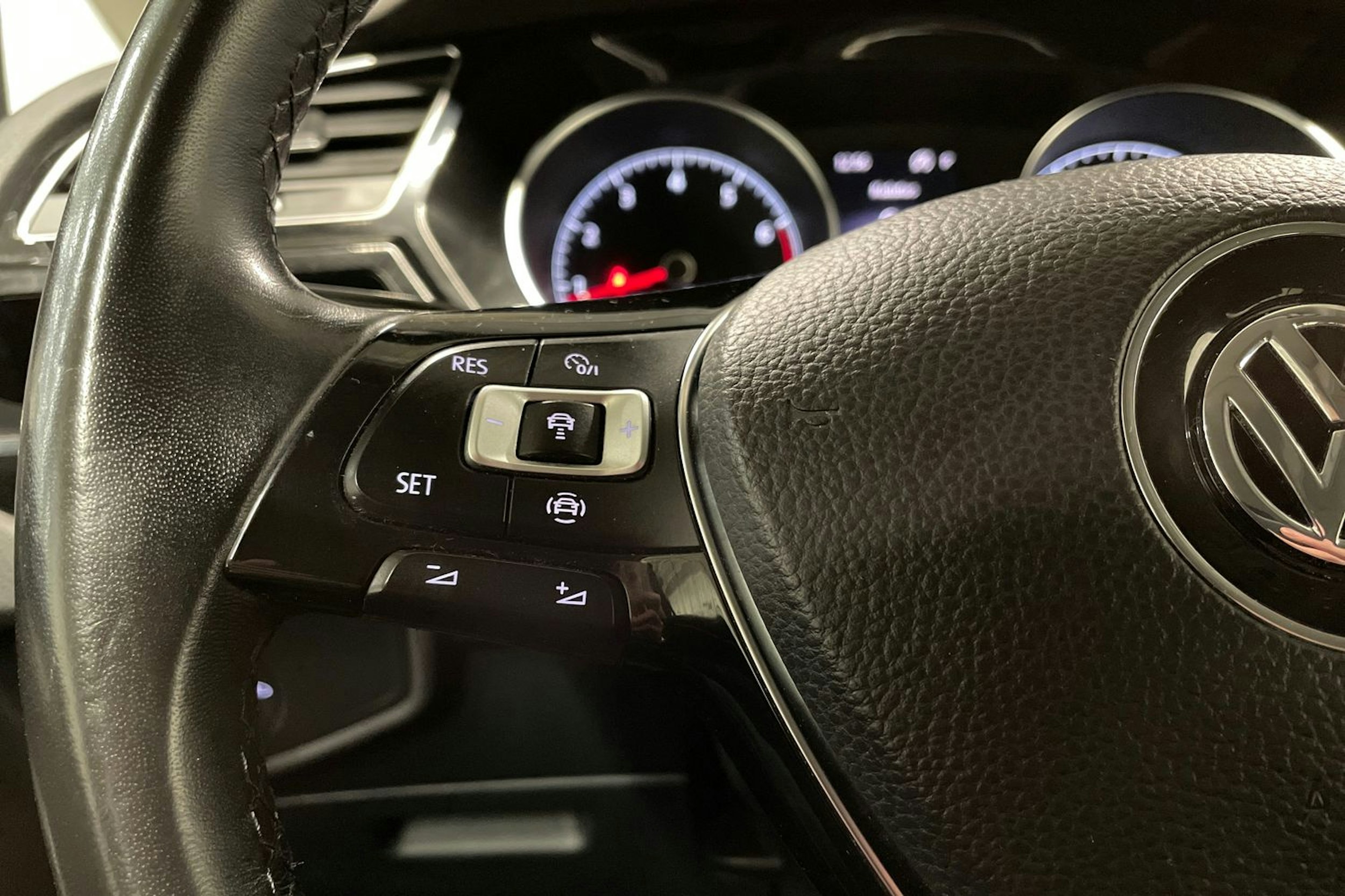 harmaa Volkswagen Touran 2019 kuva 20.