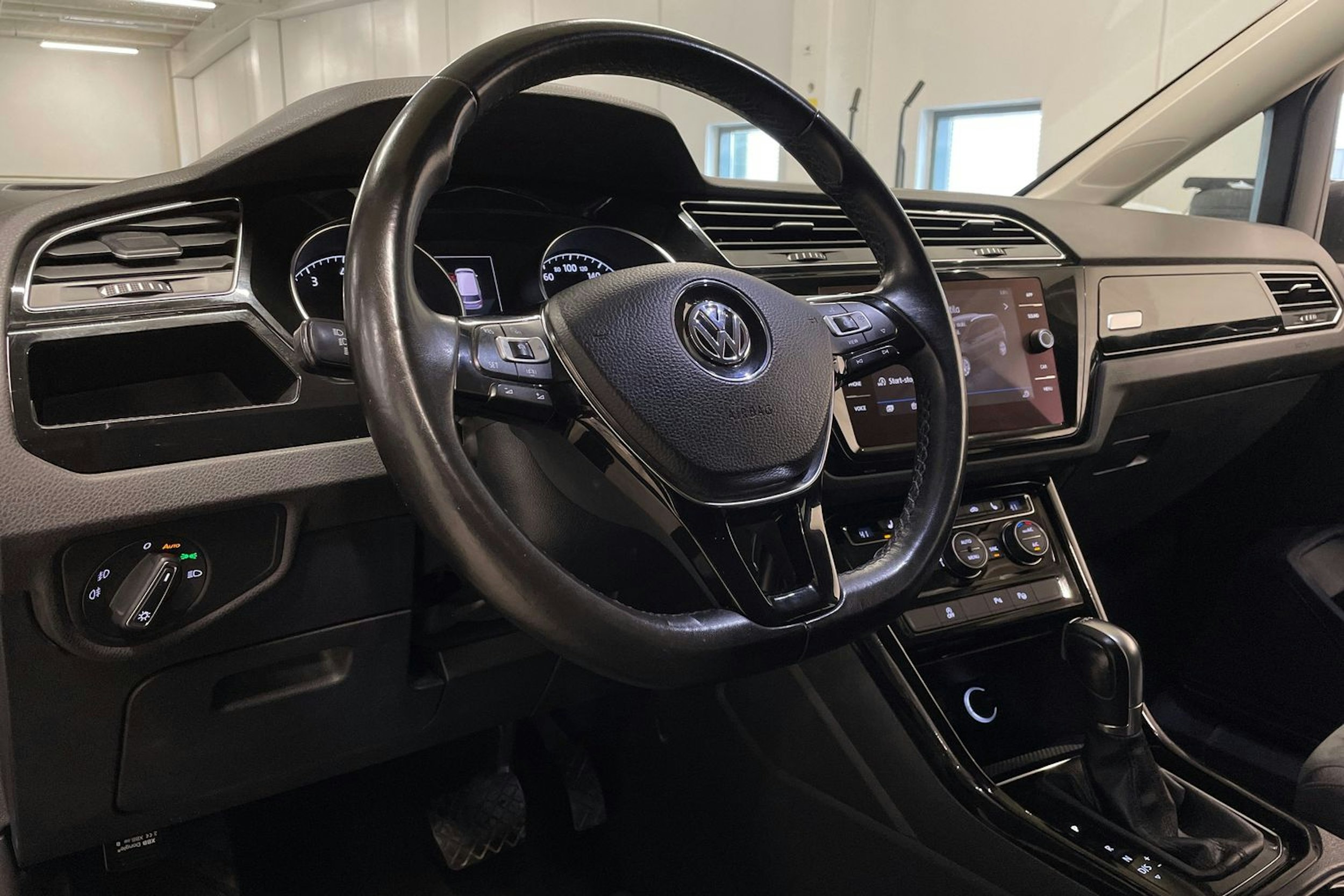 harmaa Volkswagen Touran 2019 kuva 22.