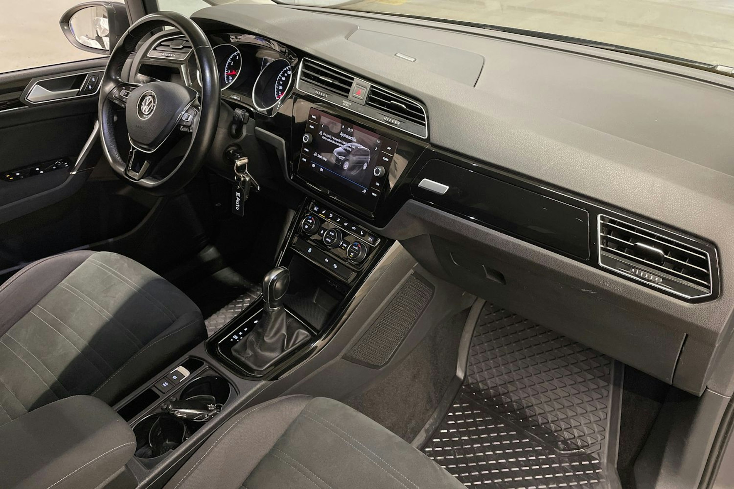 harmaa Volkswagen Touran 2019 kuva 24.