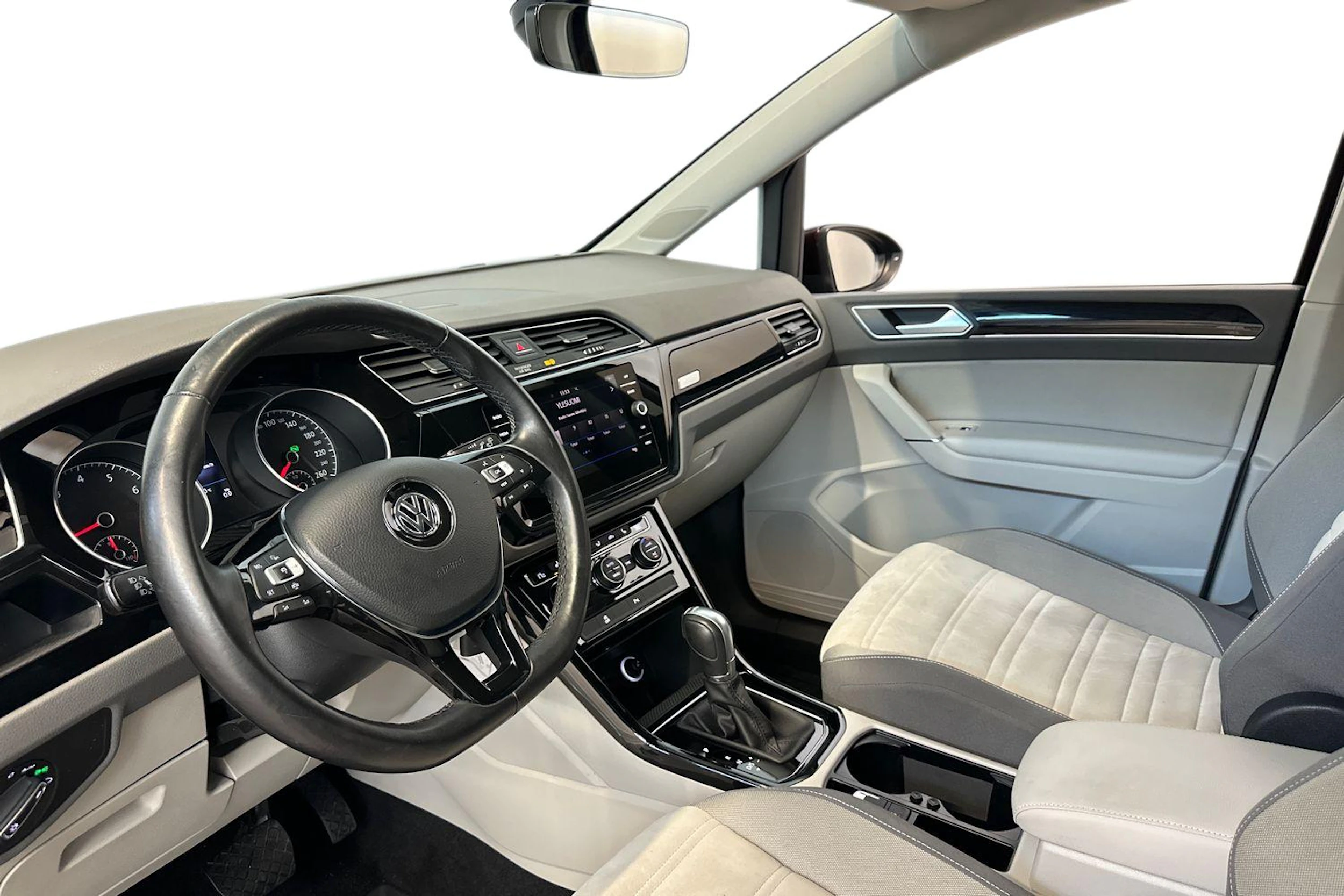 punainen Volkswagen Touran 2019 kuva 6.