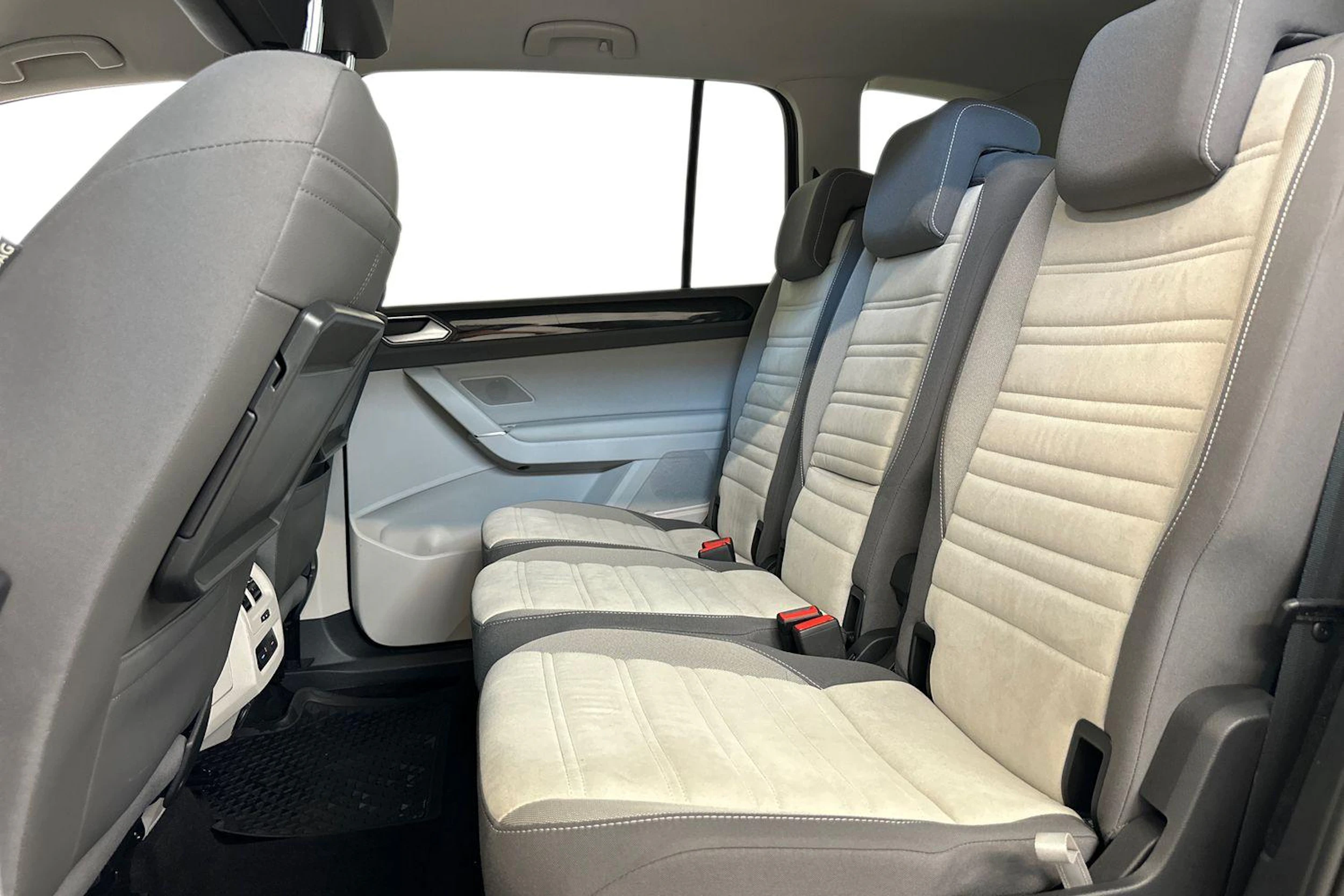 punainen Volkswagen Touran 2019 kuva 8.