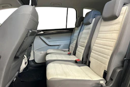 punainen Volkswagen Touran 2019 kuva 8.