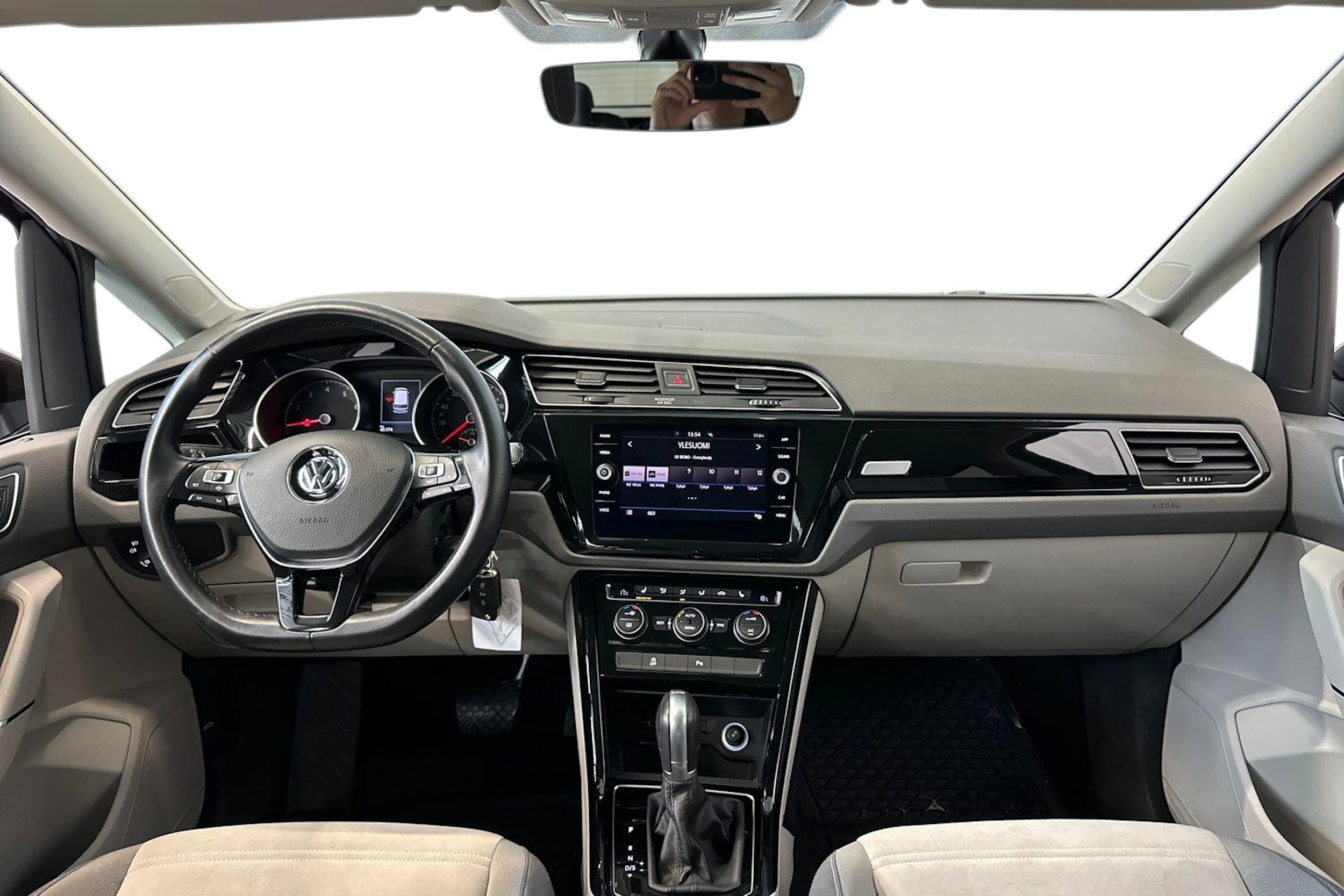 punainen Volkswagen Touran 2019 kuva 9.