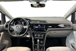 punainen Volkswagen Touran 2019 kuva 9.