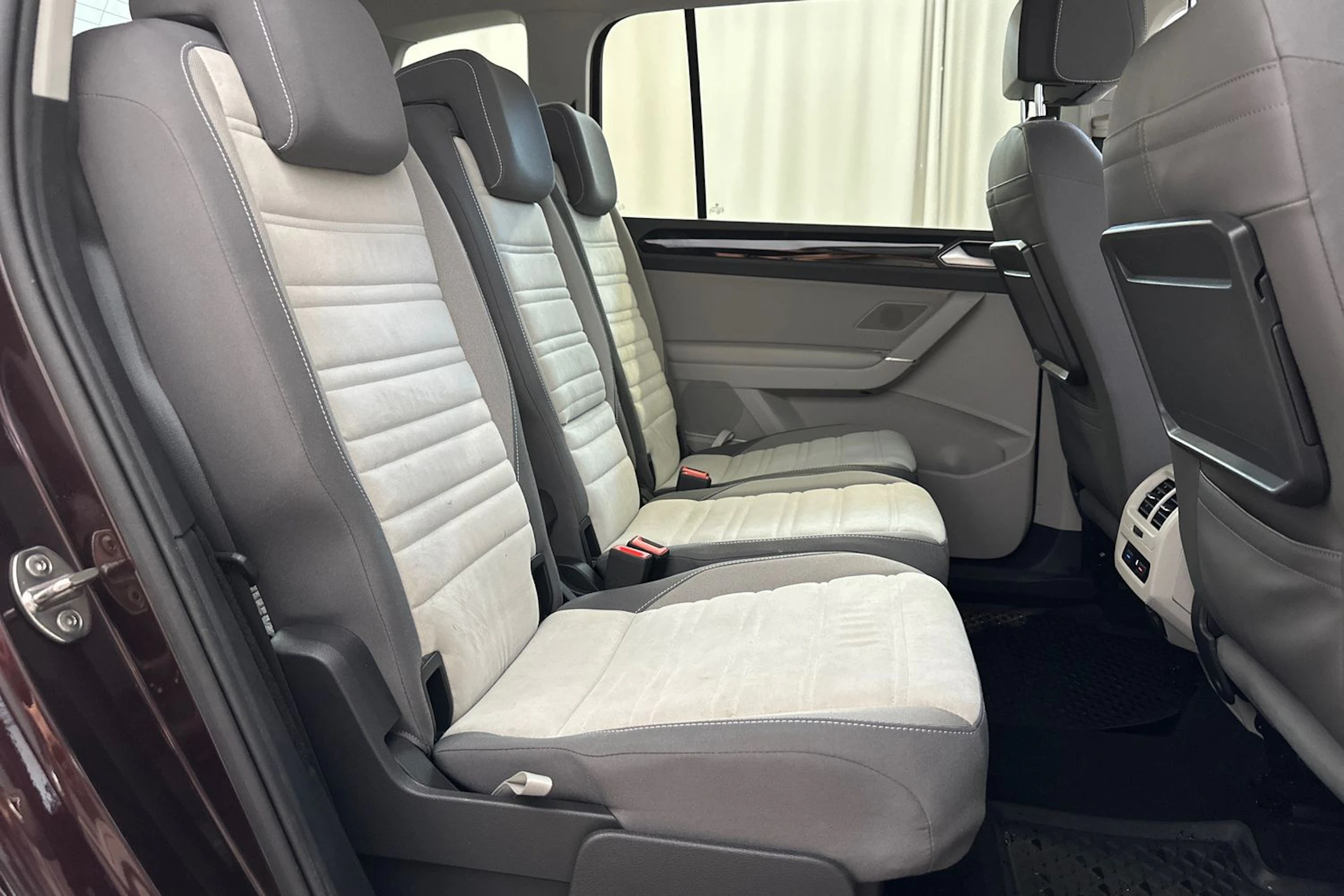punainen Volkswagen Touran 2019 kuva 10.
