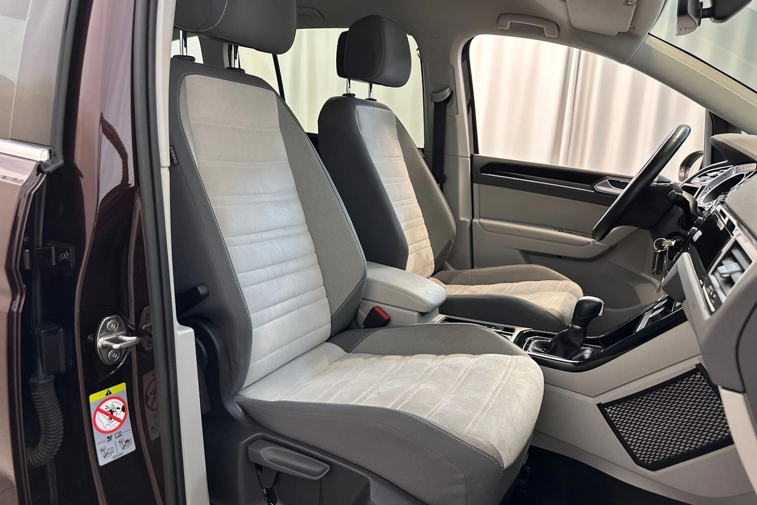 punainen Volkswagen Touran 2019 kuva 11.