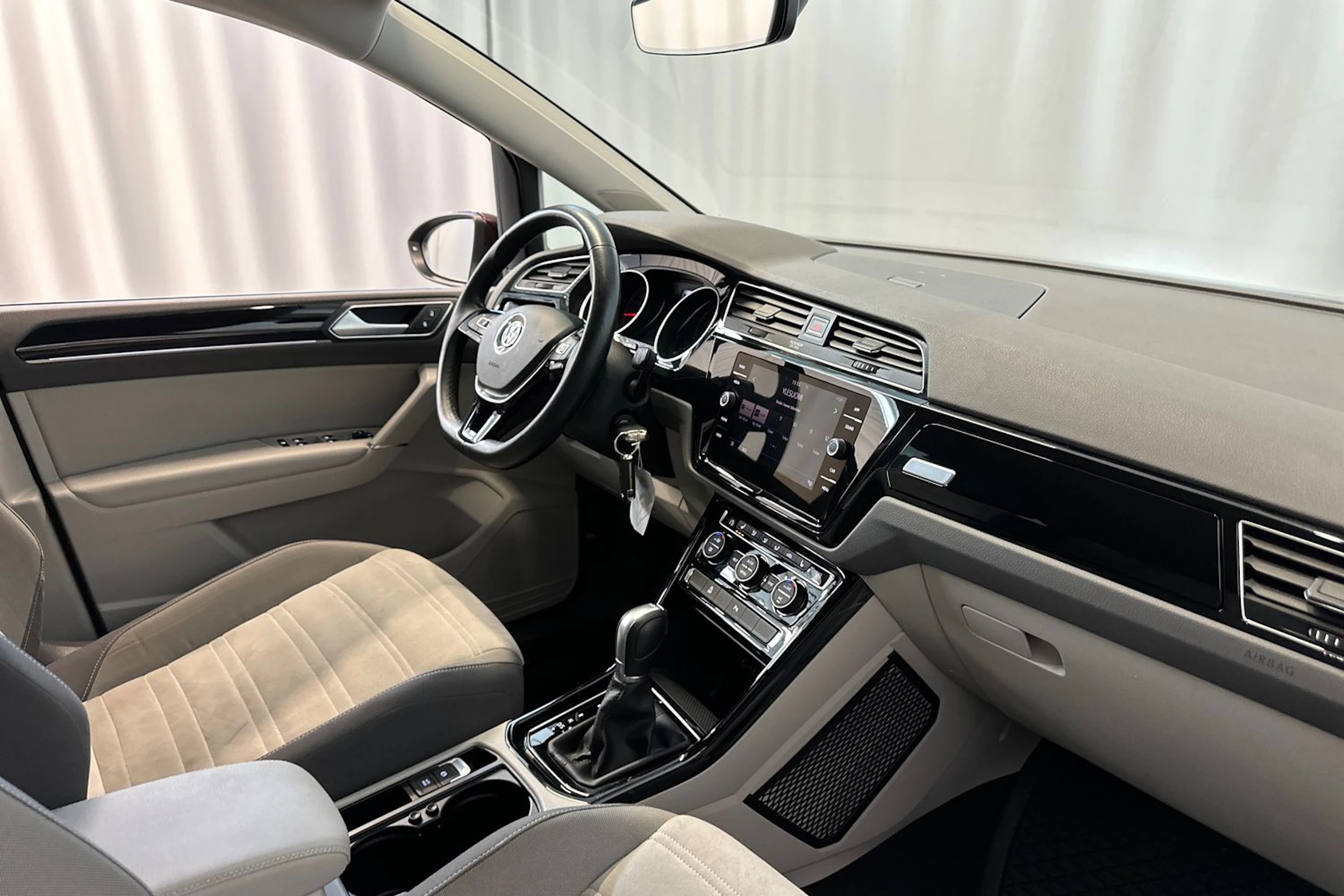 punainen Volkswagen Touran 2019 kuva 12.