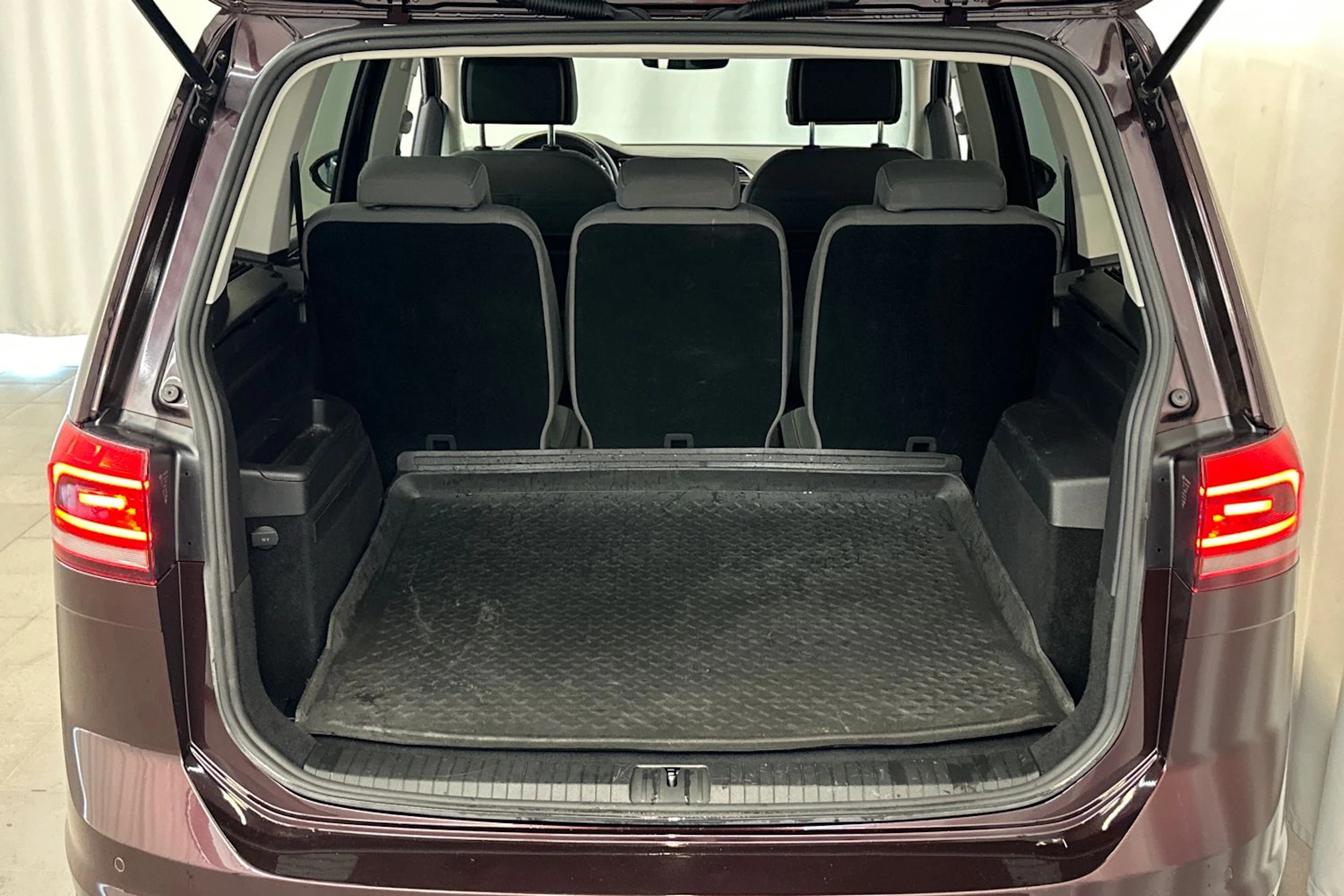 punainen Volkswagen Touran 2019 kuva 13.
