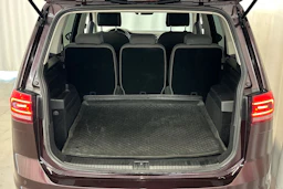 punainen Volkswagen Touran 2019 kuva 13.
