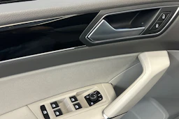 punainen Volkswagen Touran 2019 kuva 14.