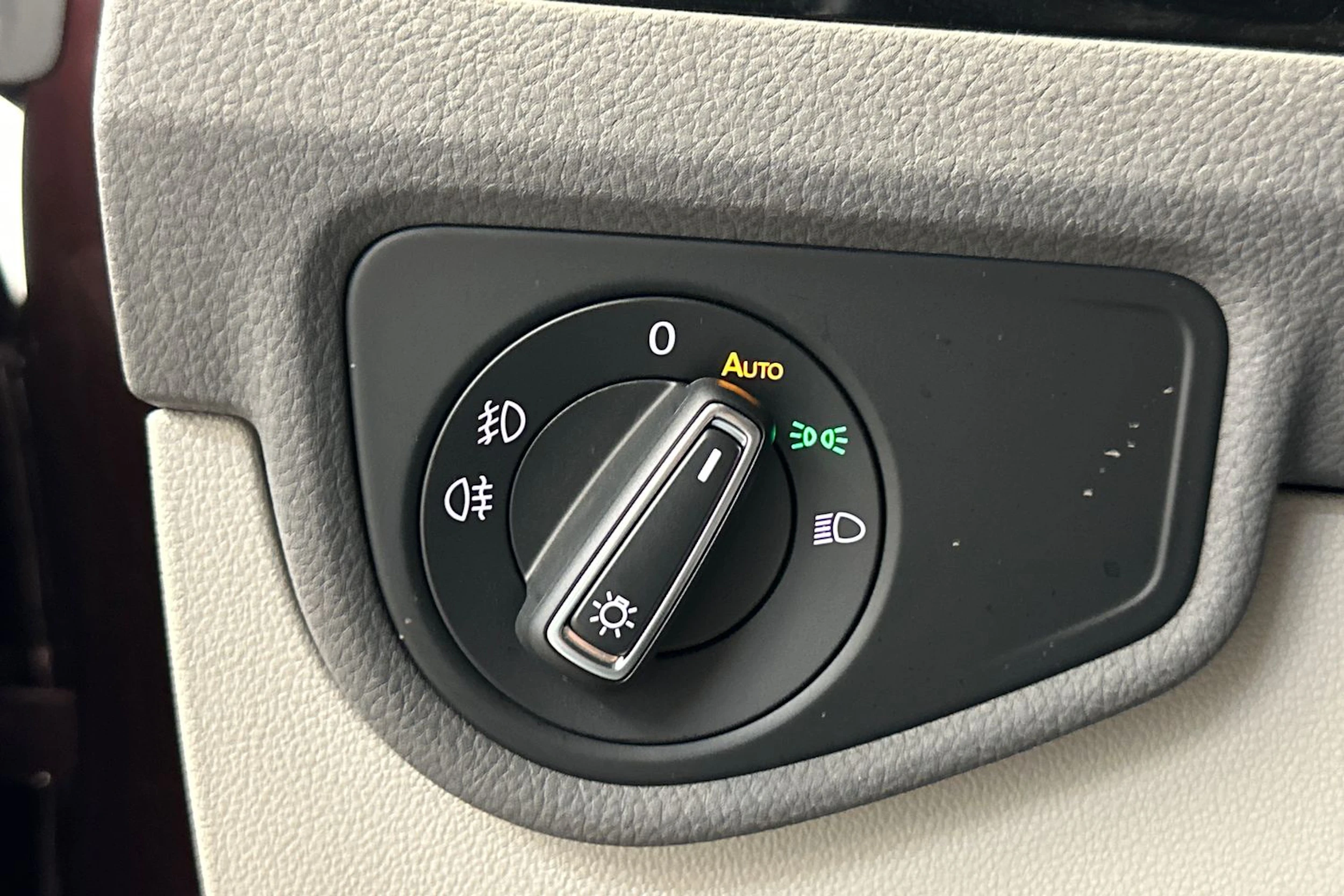 punainen Volkswagen Touran 2019 kuva 15.