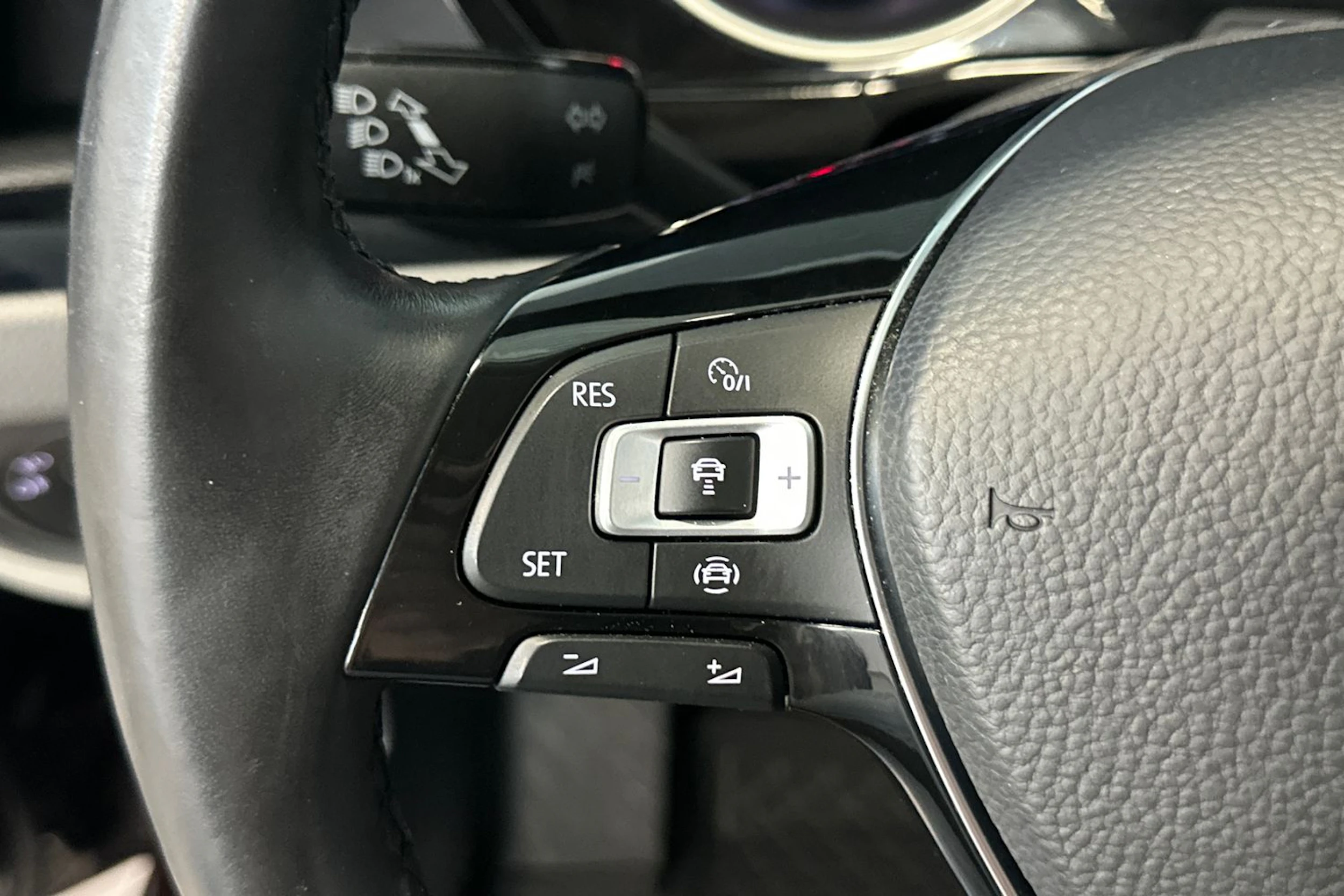 punainen Volkswagen Touran 2019 kuva 16.