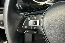 punainen Volkswagen Touran 2019 kuva 16.