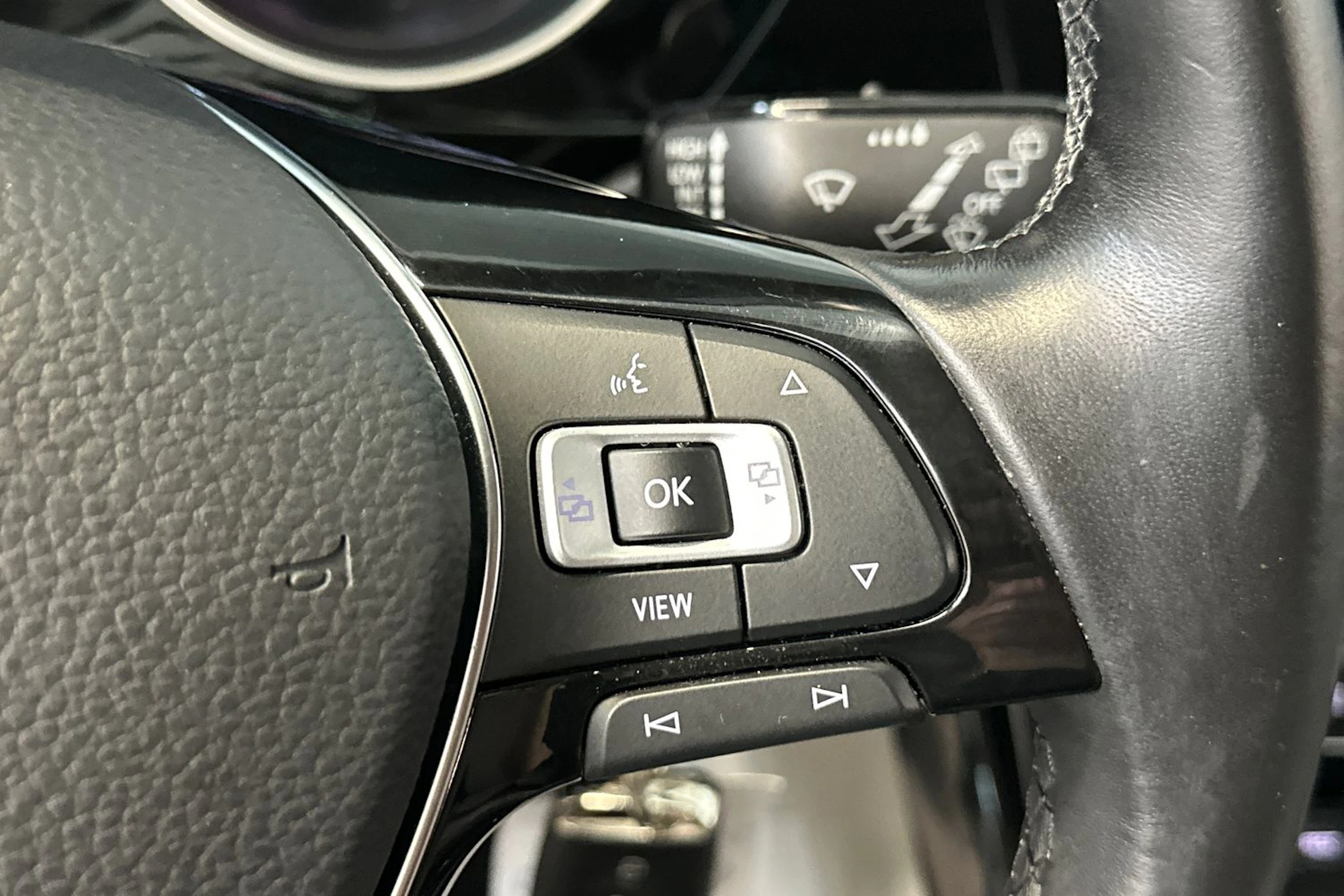 punainen Volkswagen Touran 2019 kuva 17.