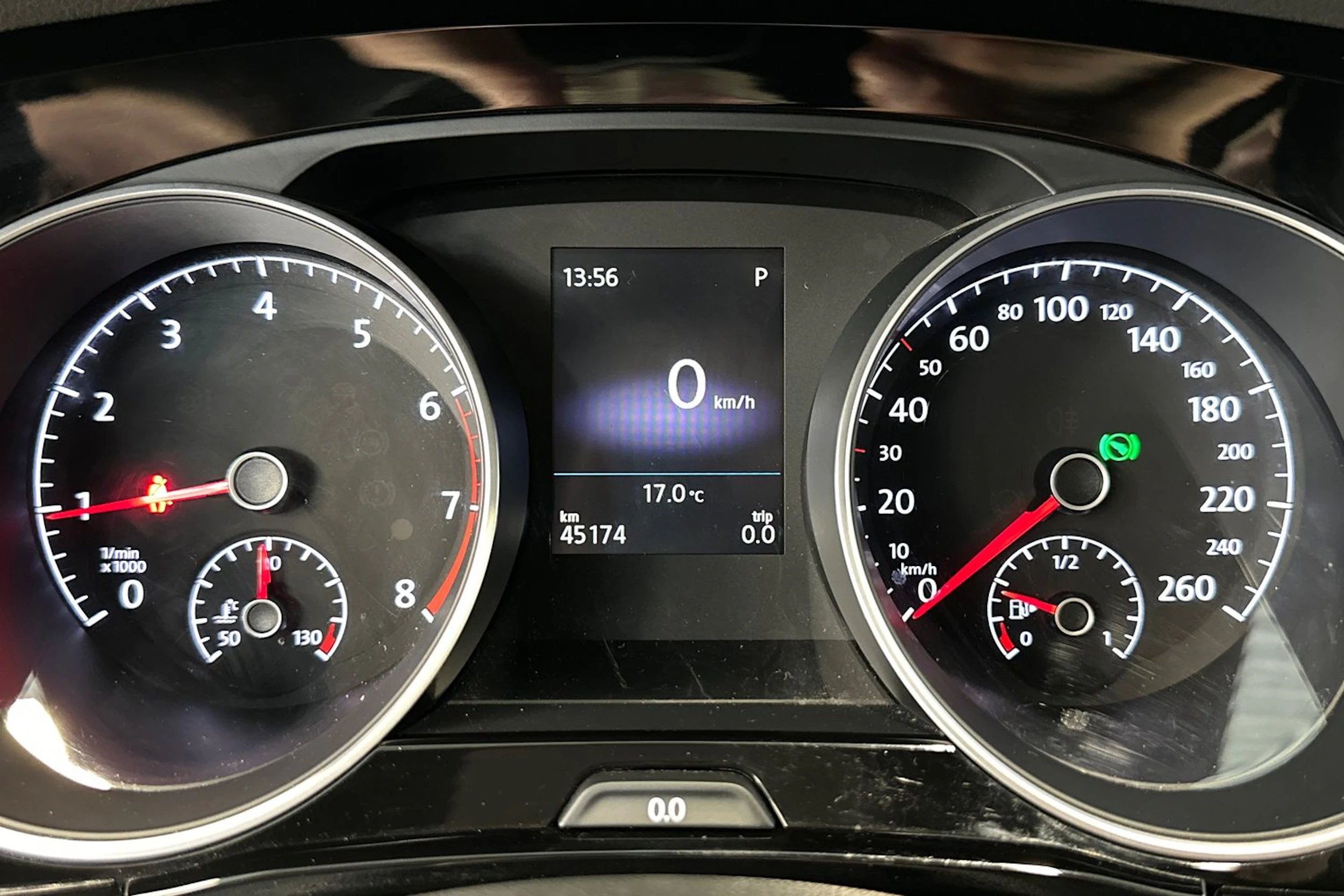 punainen Volkswagen Touran 2019 kuva 18.