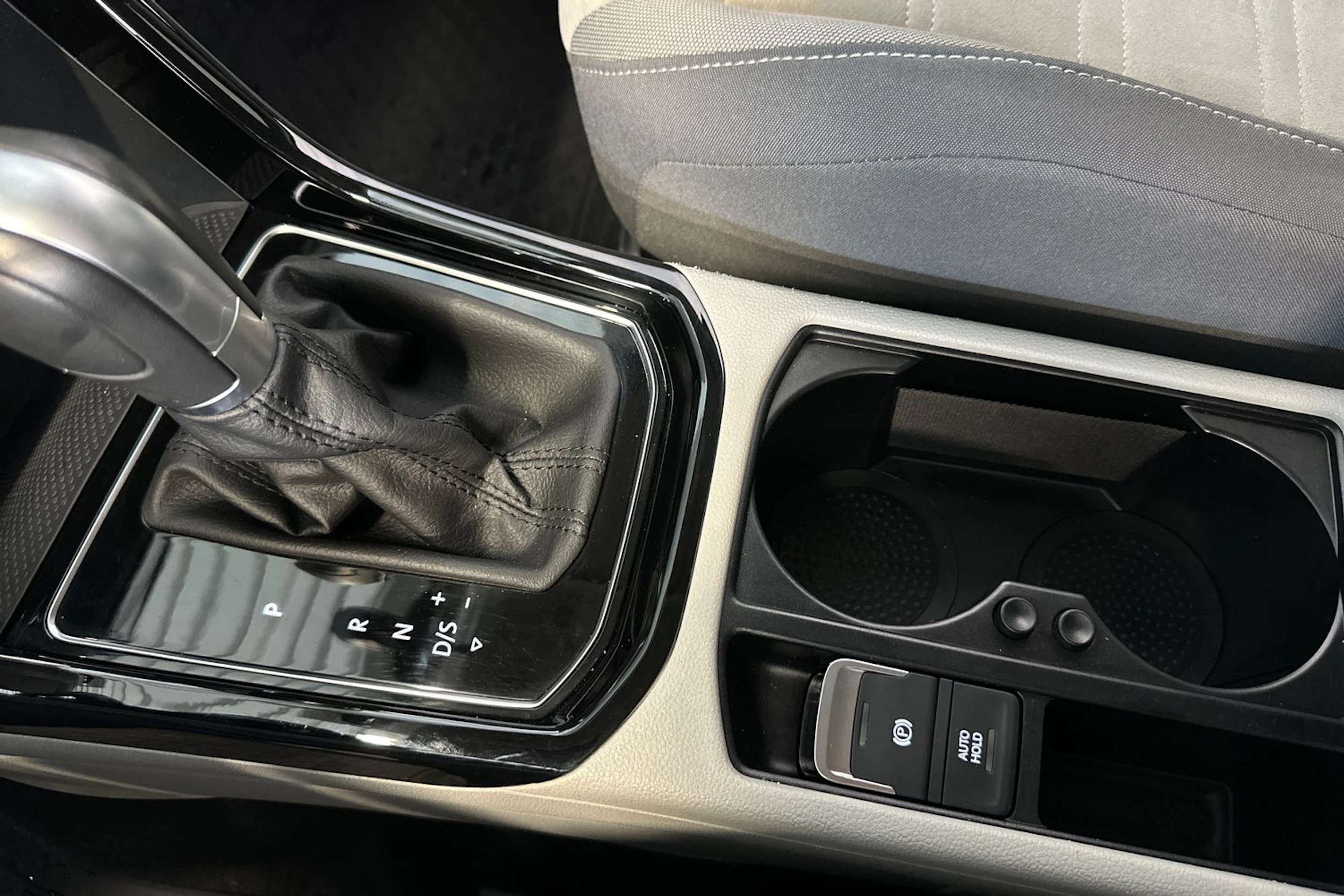 punainen Volkswagen Touran 2019 kuva 19.