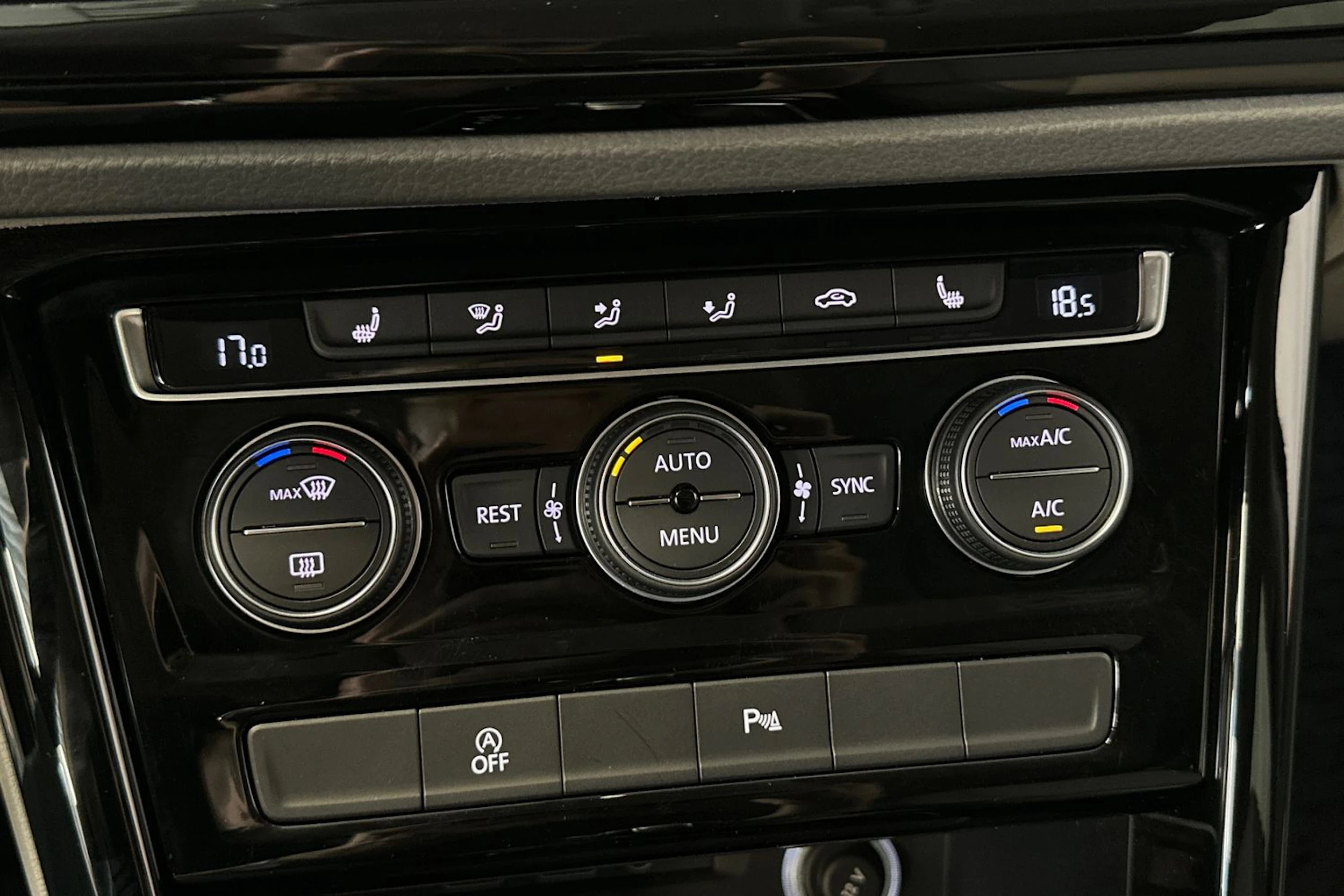 punainen Volkswagen Touran 2019 kuva 20.