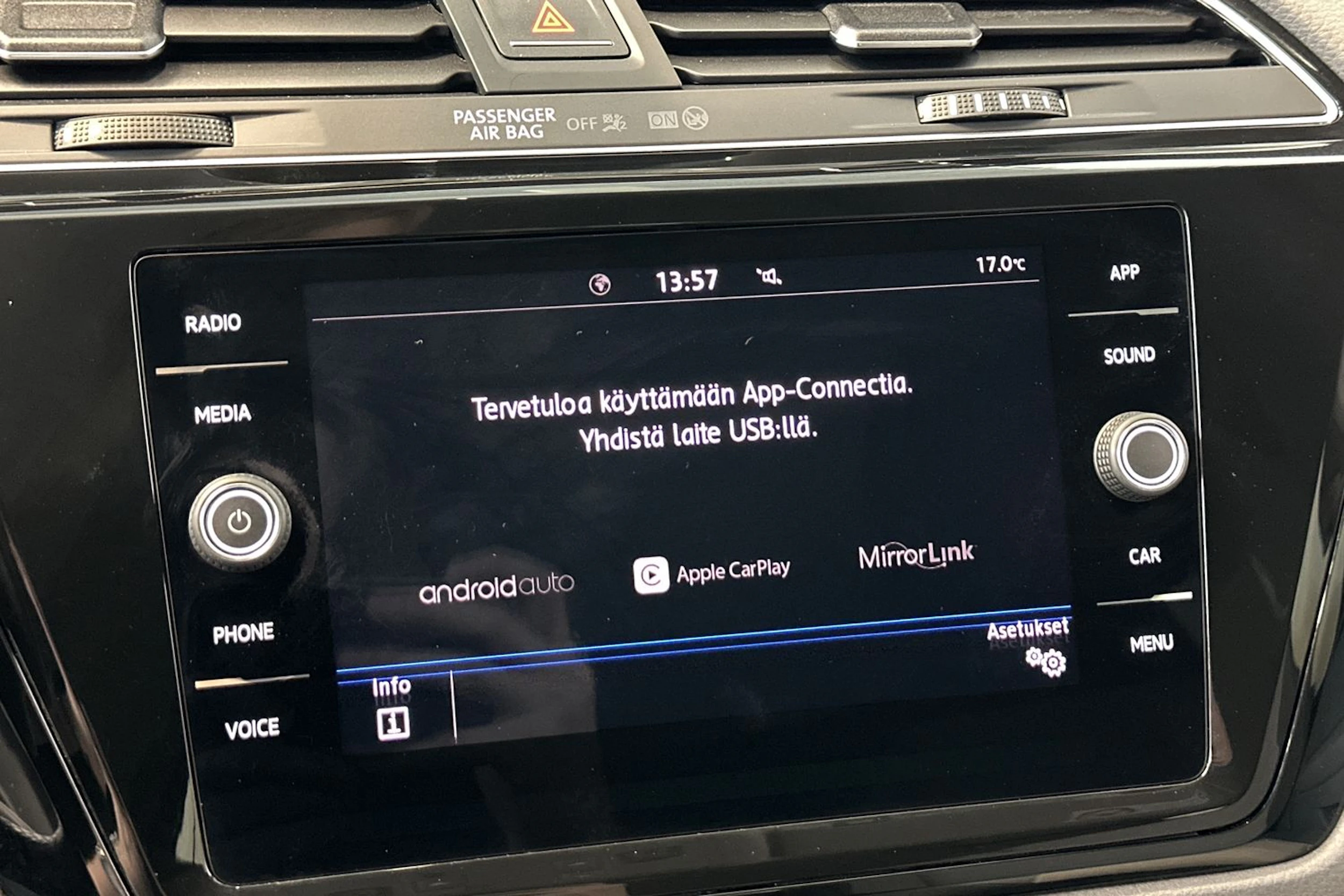 punainen Volkswagen Touran 2019 kuva 21.
