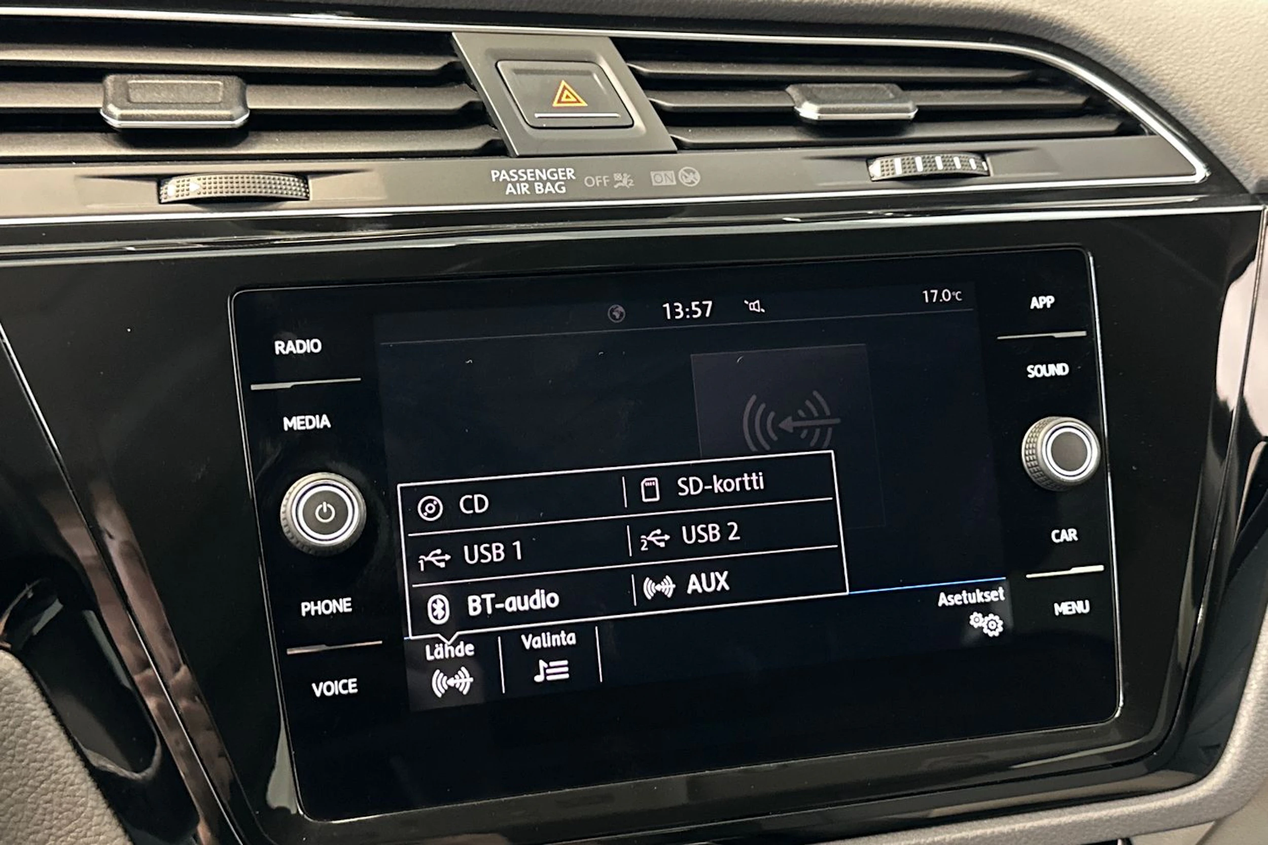 punainen Volkswagen Touran 2019 kuva 22.