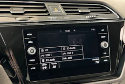 punainen Volkswagen Touran 2019 kuva 22.