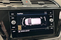 punainen Volkswagen Touran 2019 kuva 23.