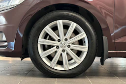 punainen Volkswagen Touran 2019 kuva 24.