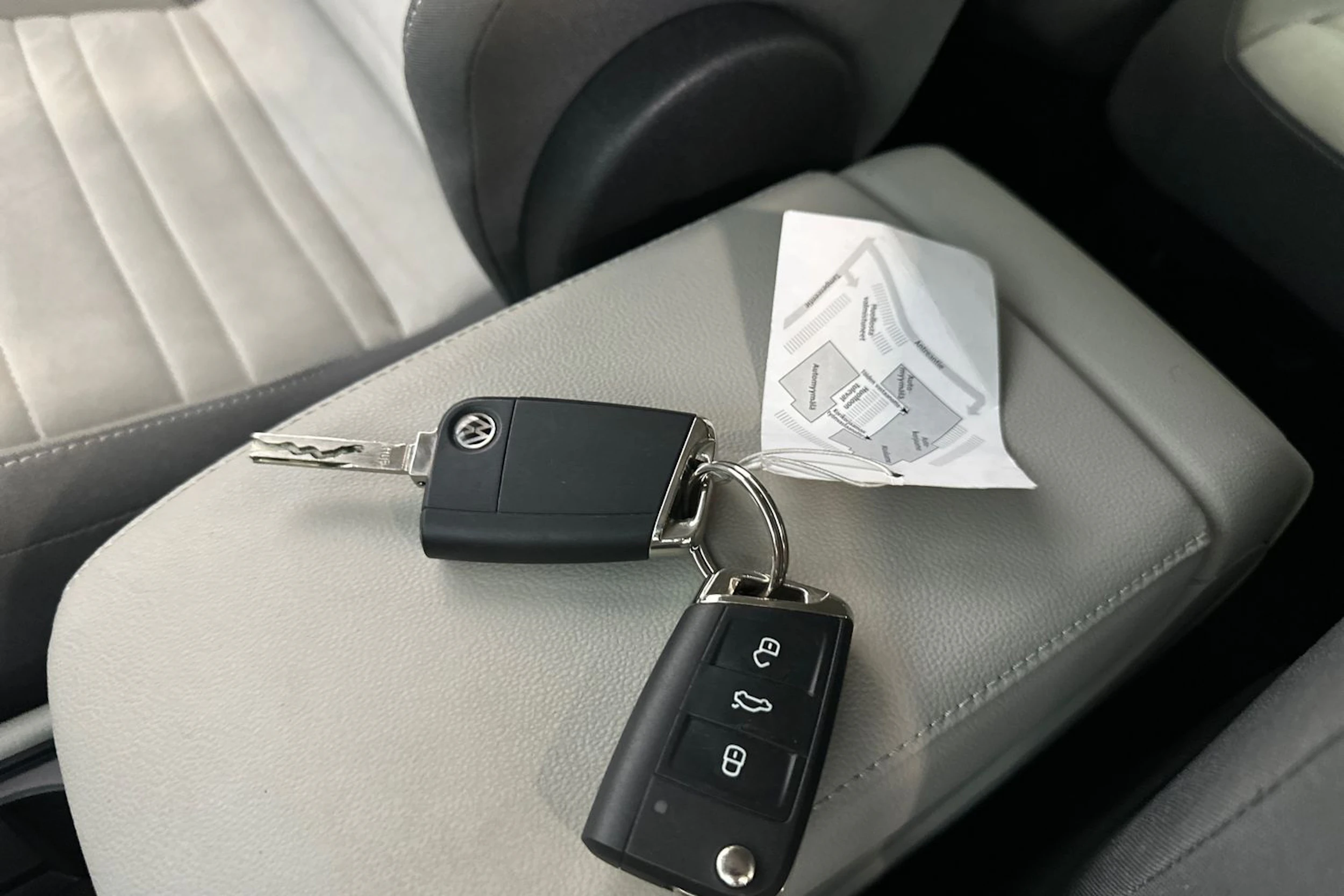 punainen Volkswagen Touran 2019 kuva 28.