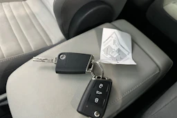 punainen Volkswagen Touran 2019 kuva 28.