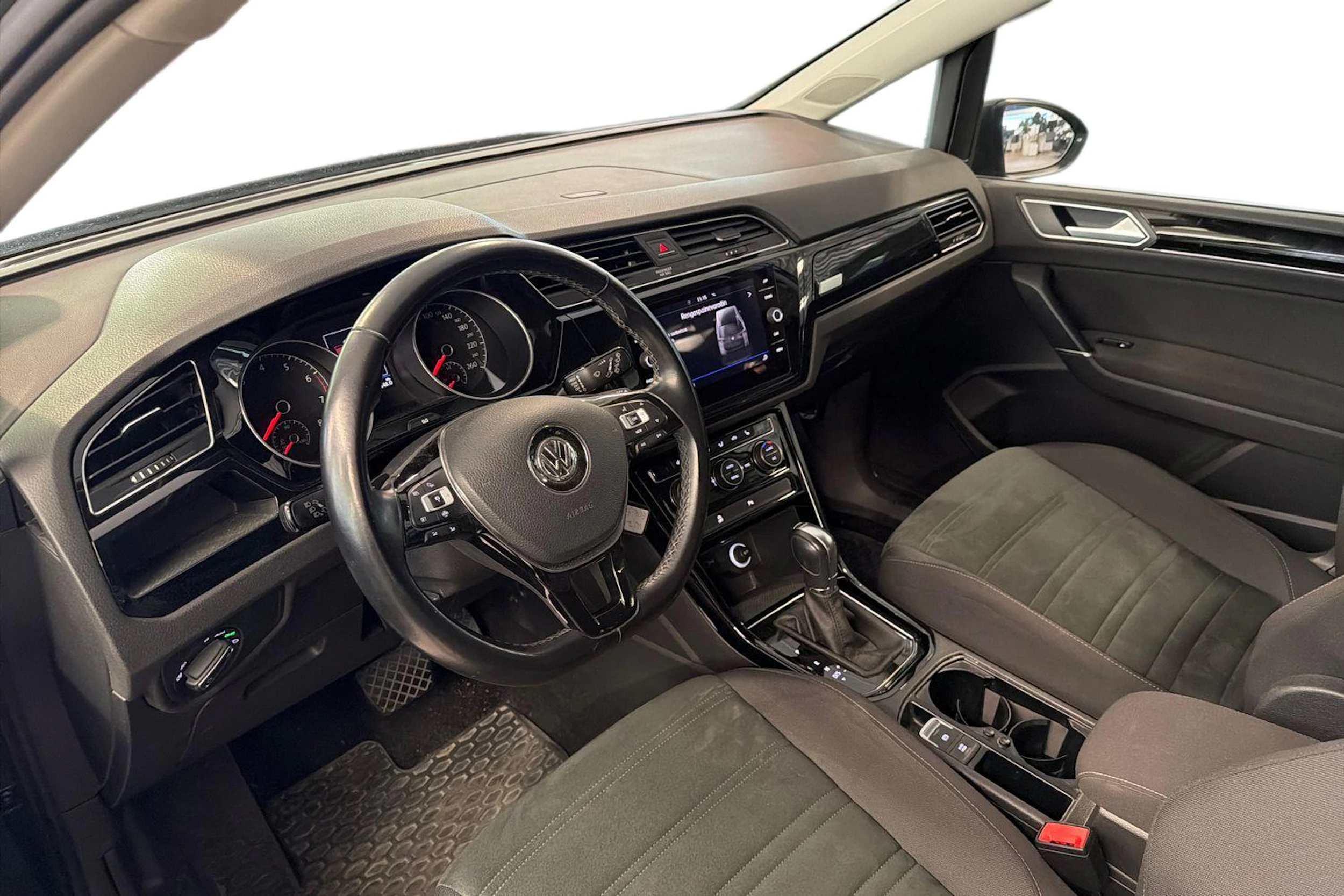 harmaa Volkswagen Touran 2019 kuva 3.