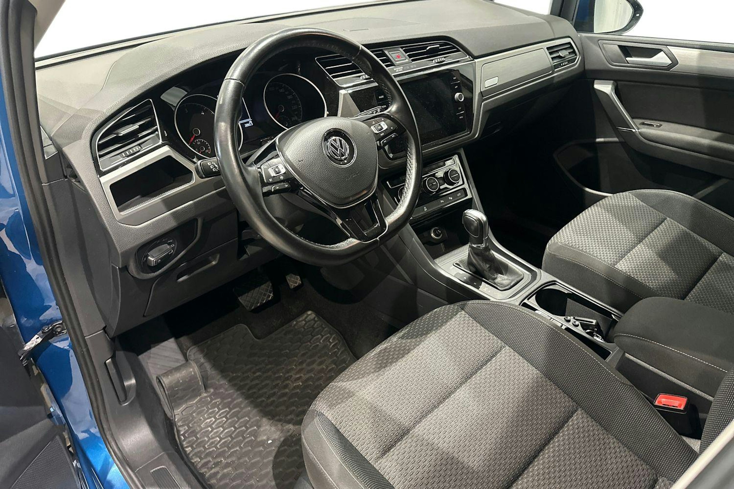 sininen Volkswagen Touran 2019 kuva 7.