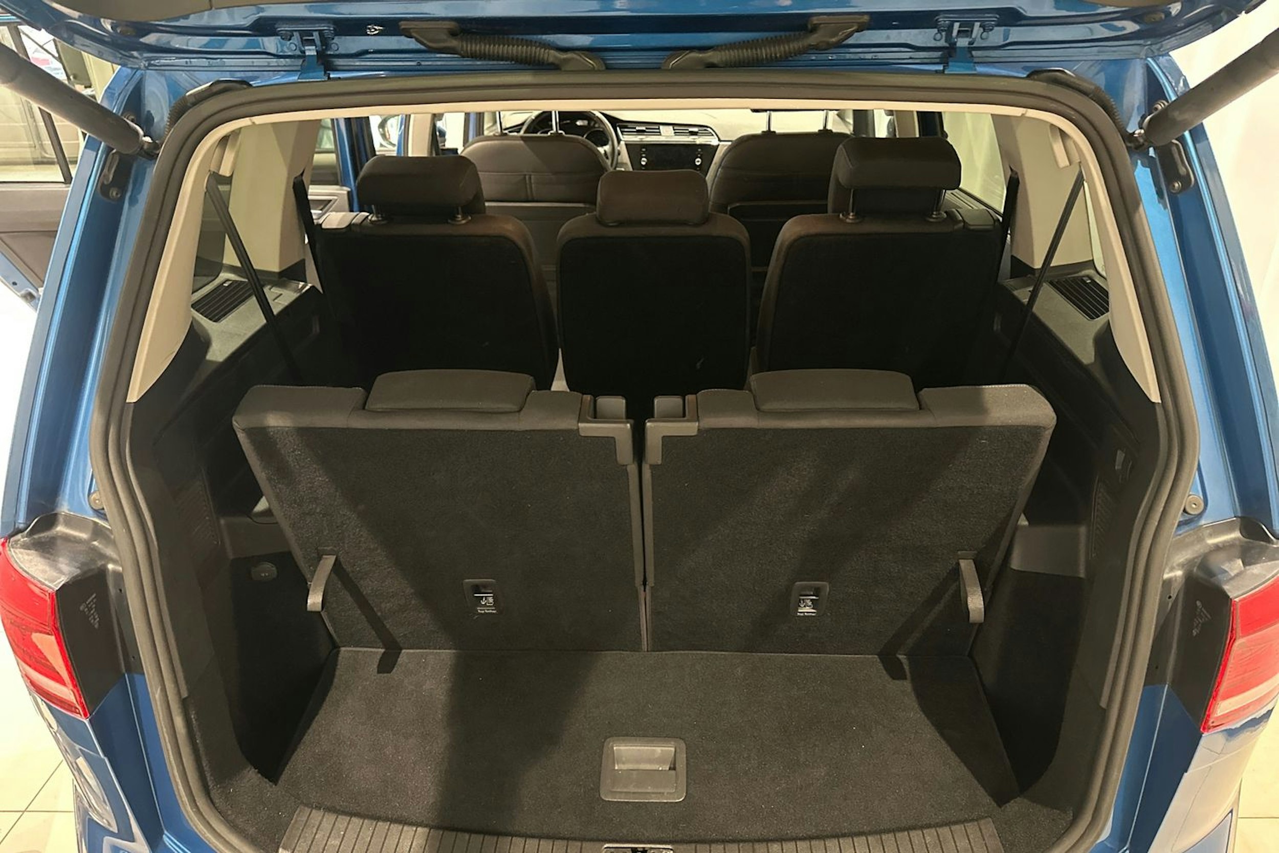 sininen Volkswagen Touran 2019 kuva 14.