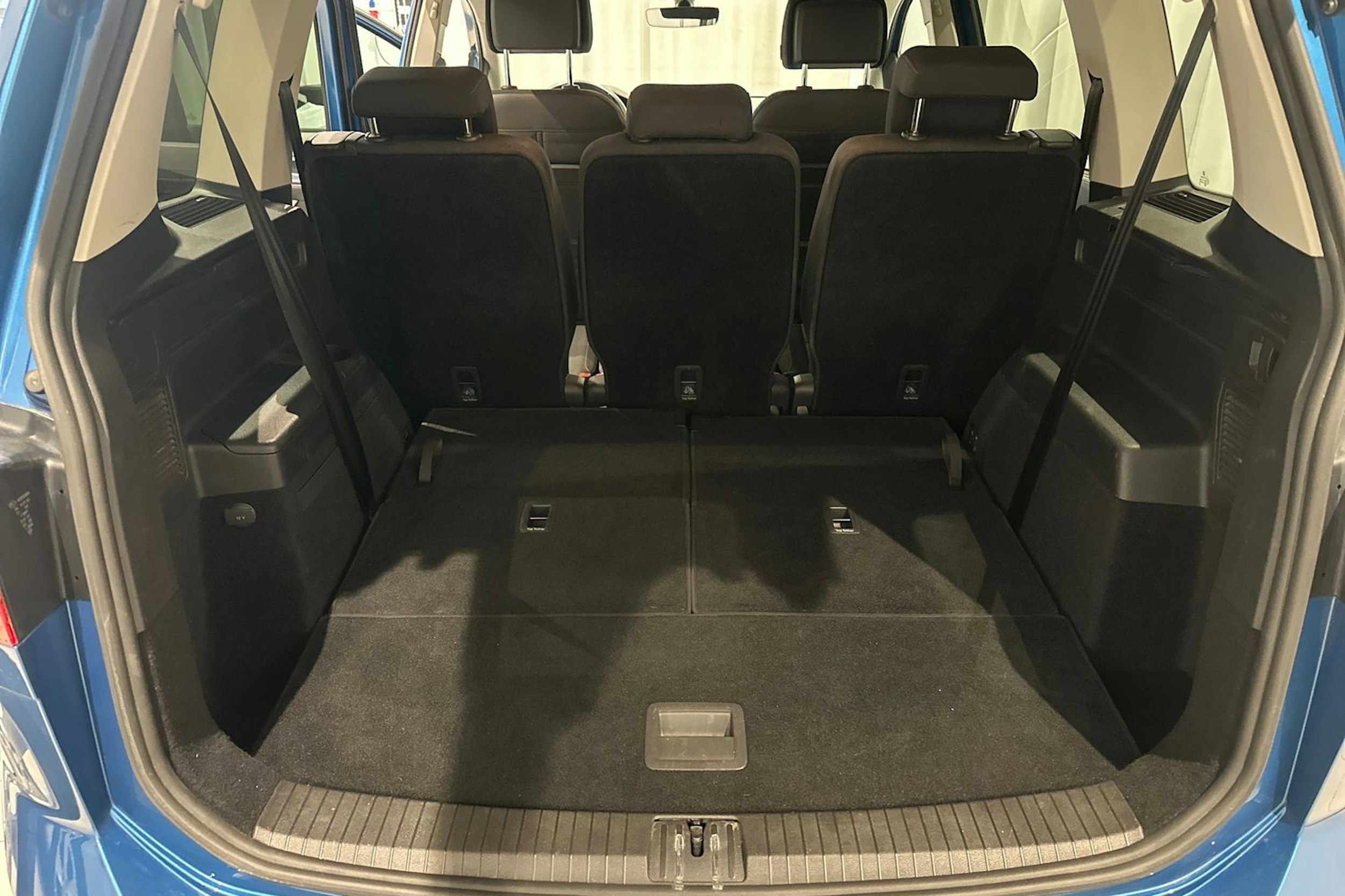 sininen Volkswagen Touran 2019 kuva 16.