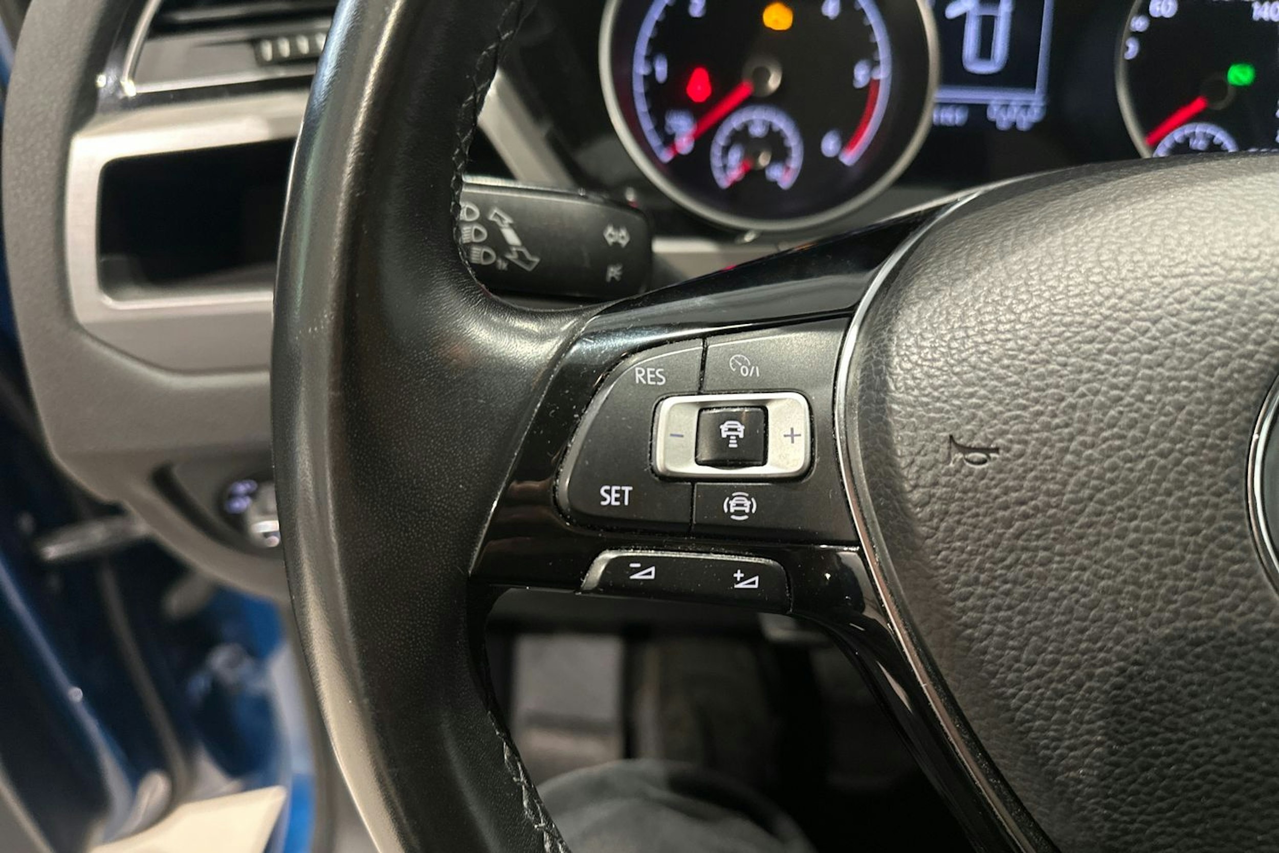 sininen Volkswagen Touran 2019 kuva 22.