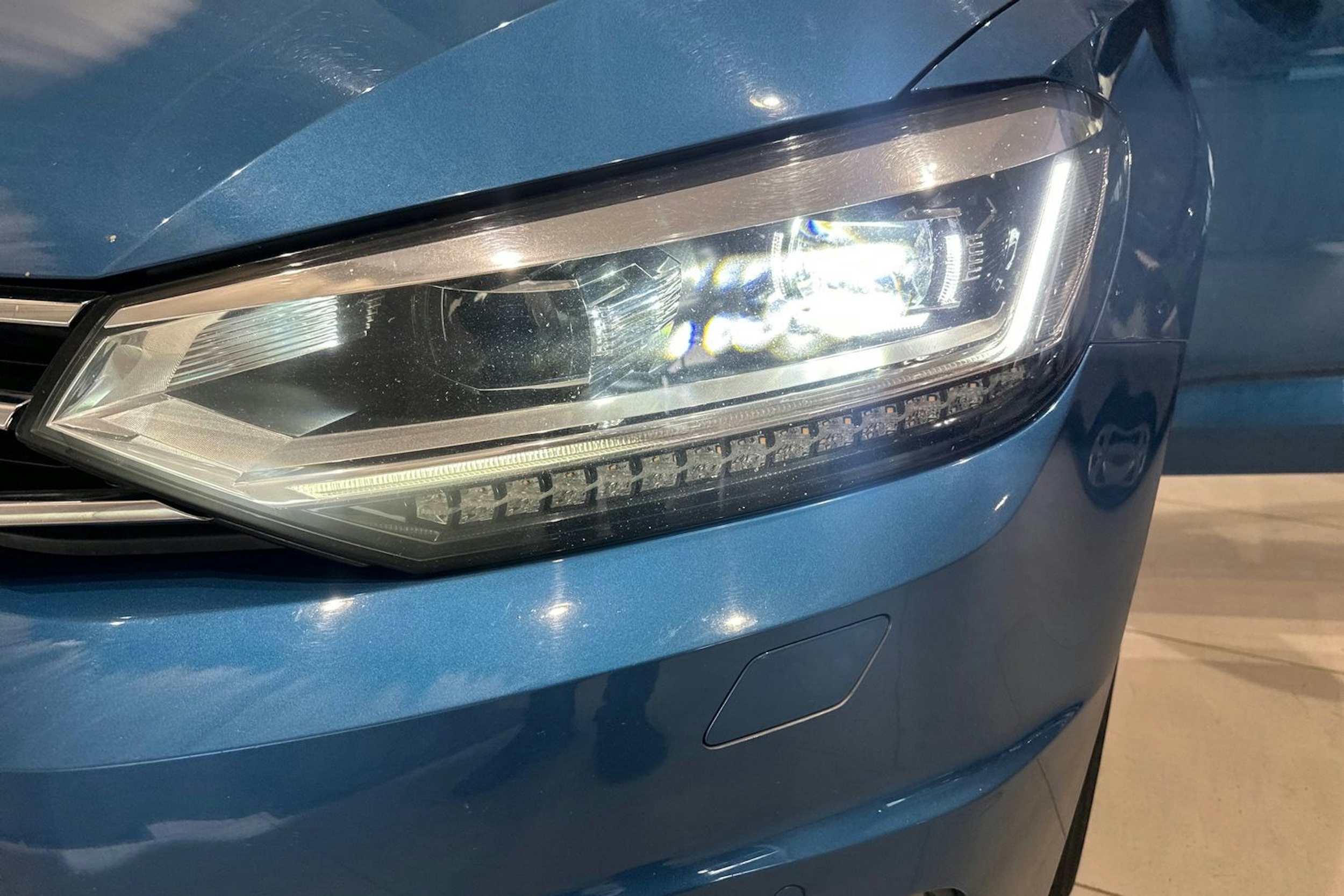 sininen Volkswagen Touran 2019 kuva 25.