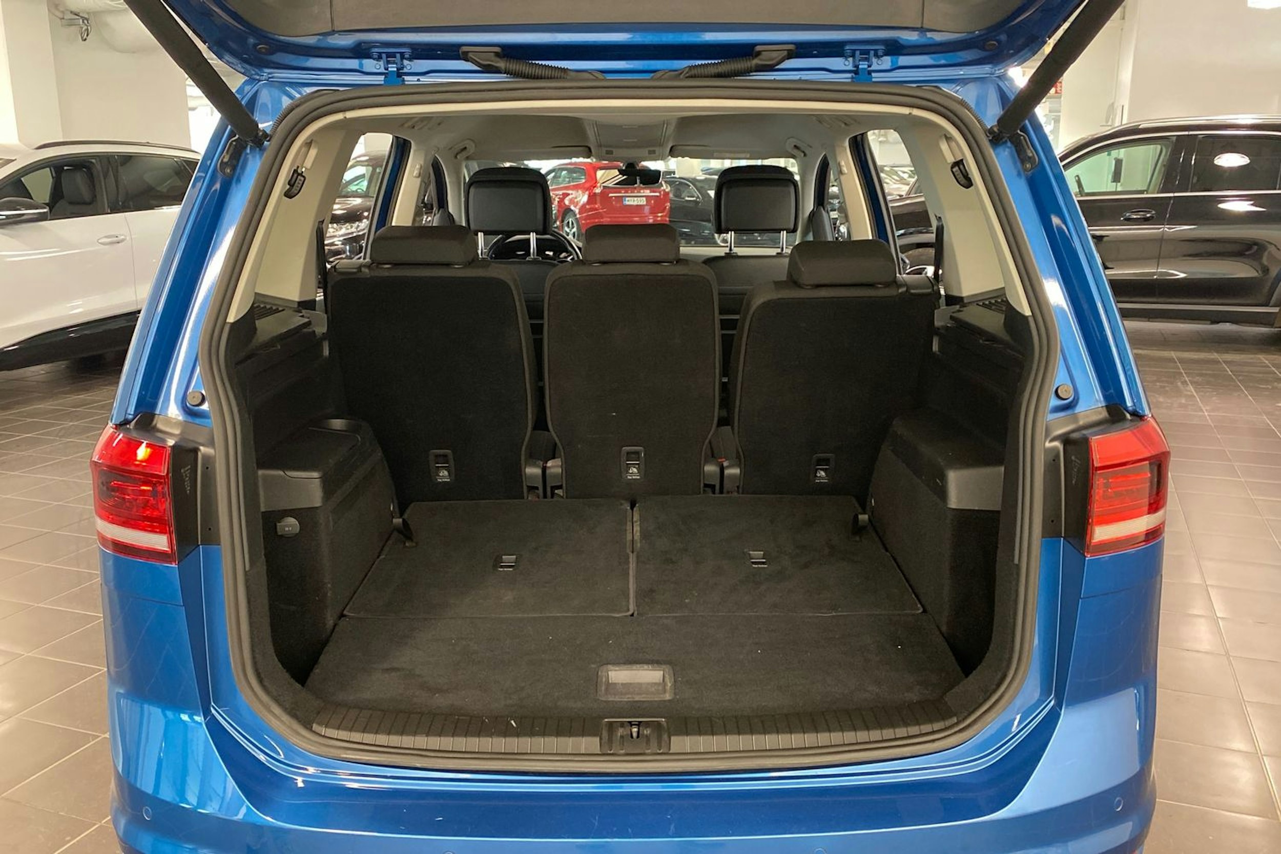 Sininen Volkswagen TOURAN 2019 kuva 19.