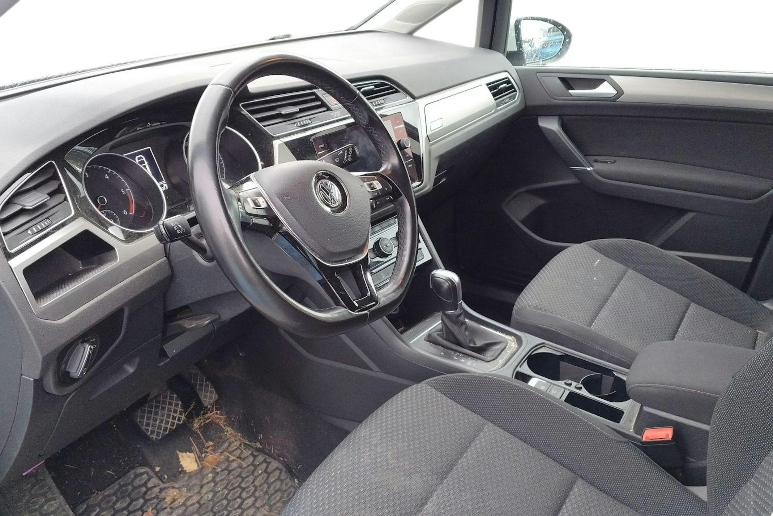 valkoinen Volkswagen Touran 2019 kuva 3.