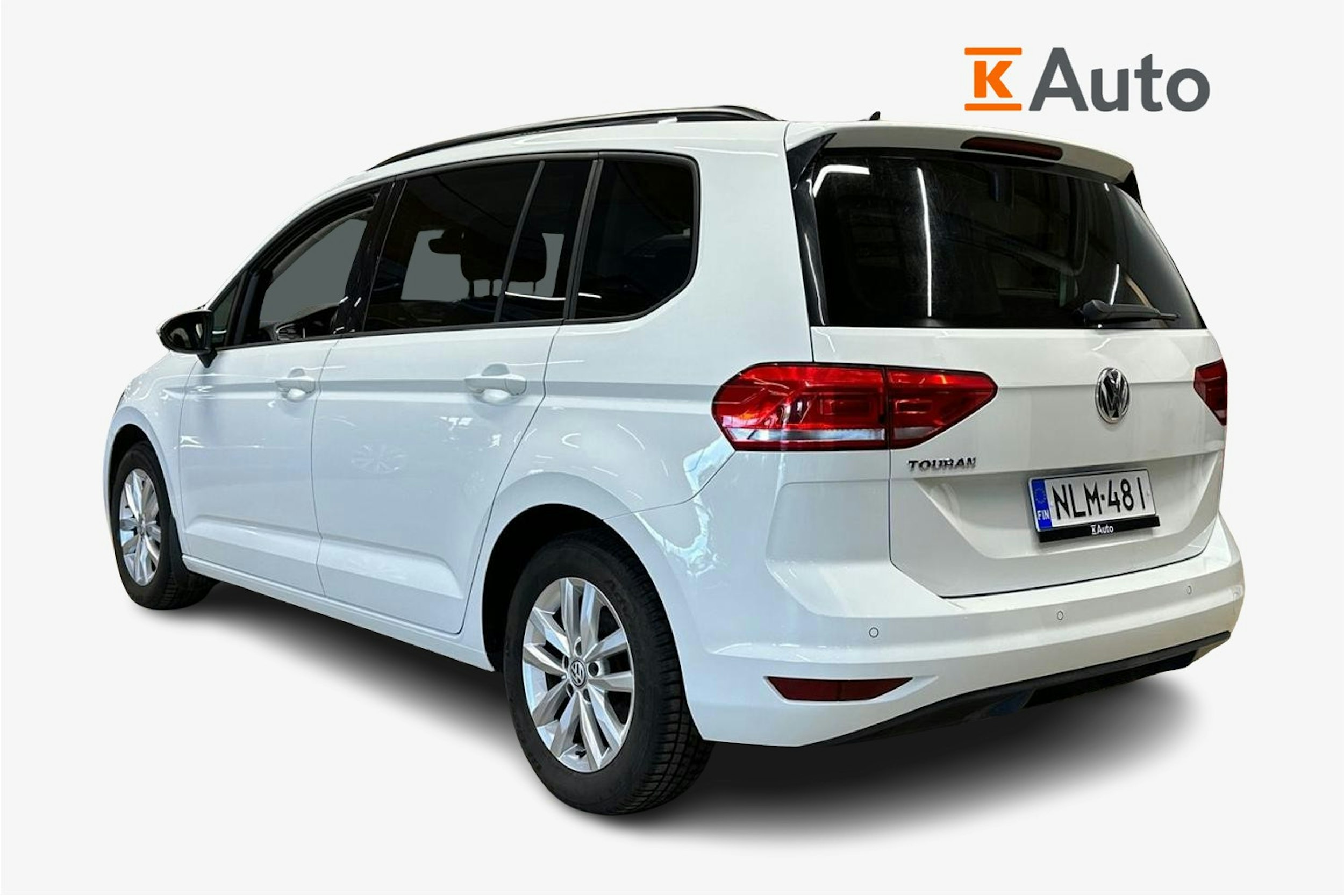 valkoinen Volkswagen Touran 2019 kuva 2.
