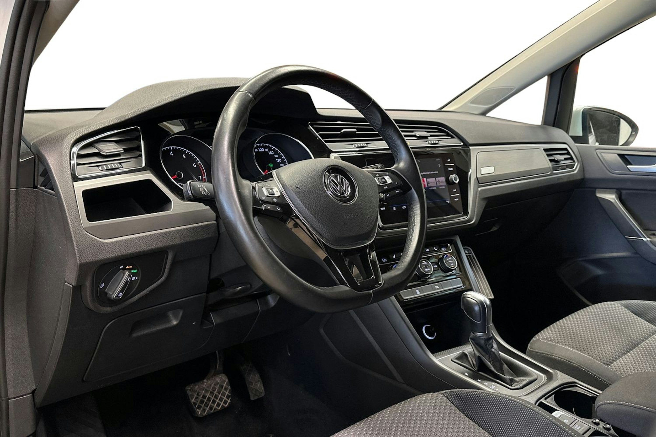 valkoinen Volkswagen Touran 2019 kuva 7.